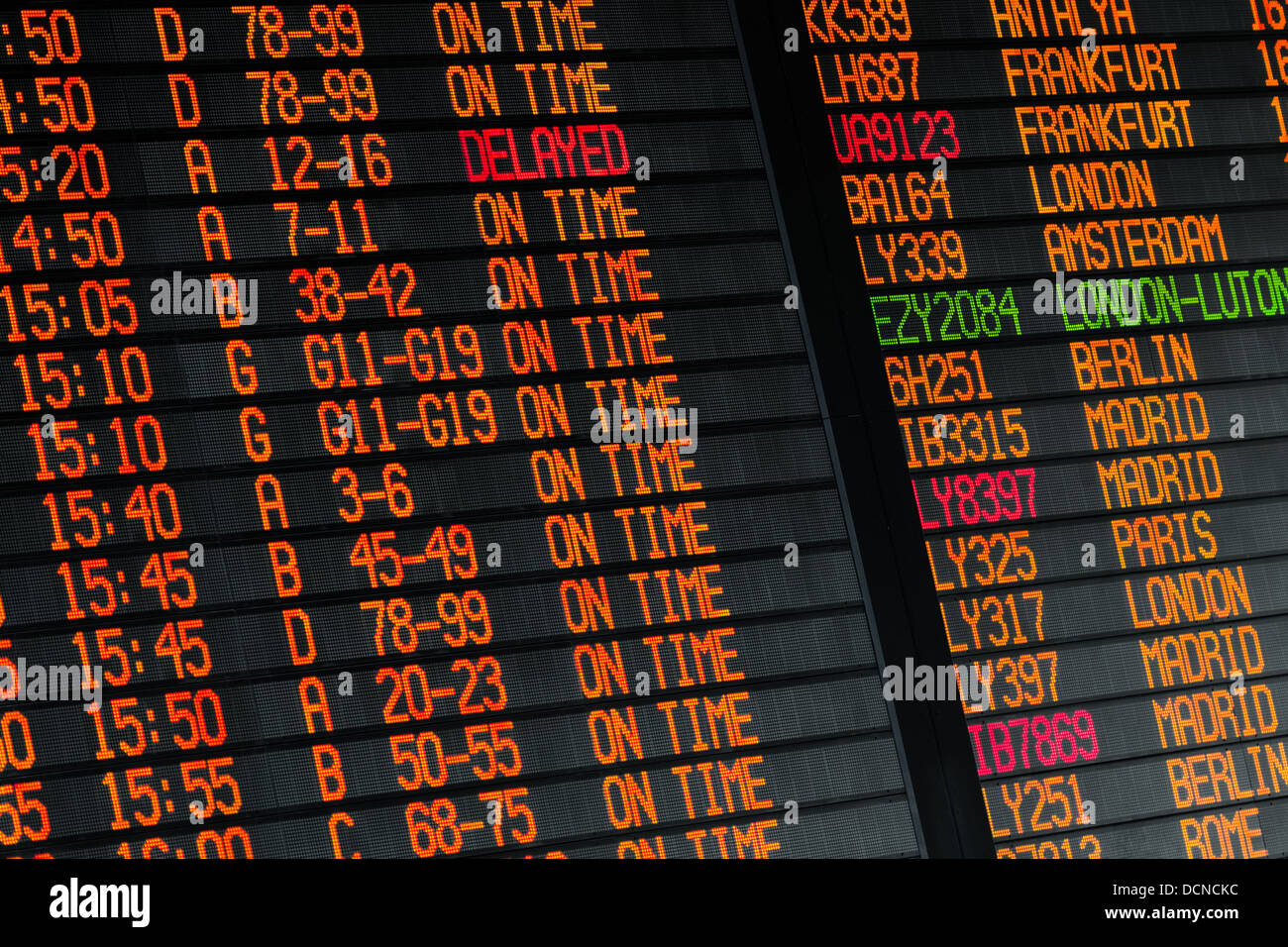 Elektronische Flüge planen - Ankunft und Abflug Informationen im internationalen Flughafen Stockfoto