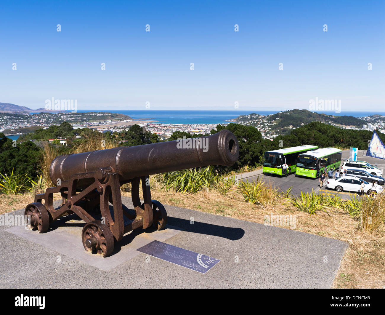 dh Mount Victoria WELLINGTON NEW ZEALAND Mt Victoria Lookout Gewehr Kanone Touristenbusse Stockfoto