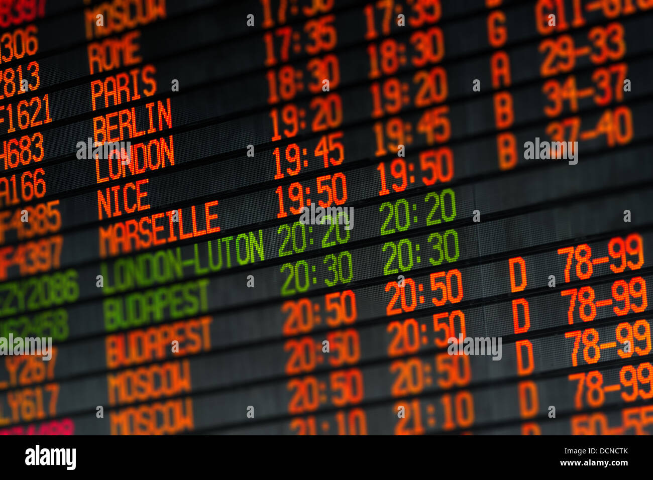 Abflüge und Ankünfte elektronische orange led Zeitplan im Flughafen Stockfoto