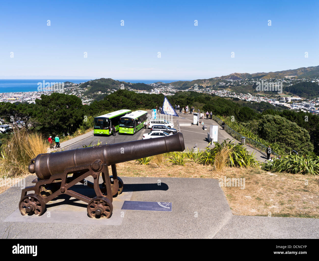 dh Mount Victoria WELLINGTON NEW ZEALAND Mt Victoria Lookout Gewehr Kanone Touristenbusse Stockfoto