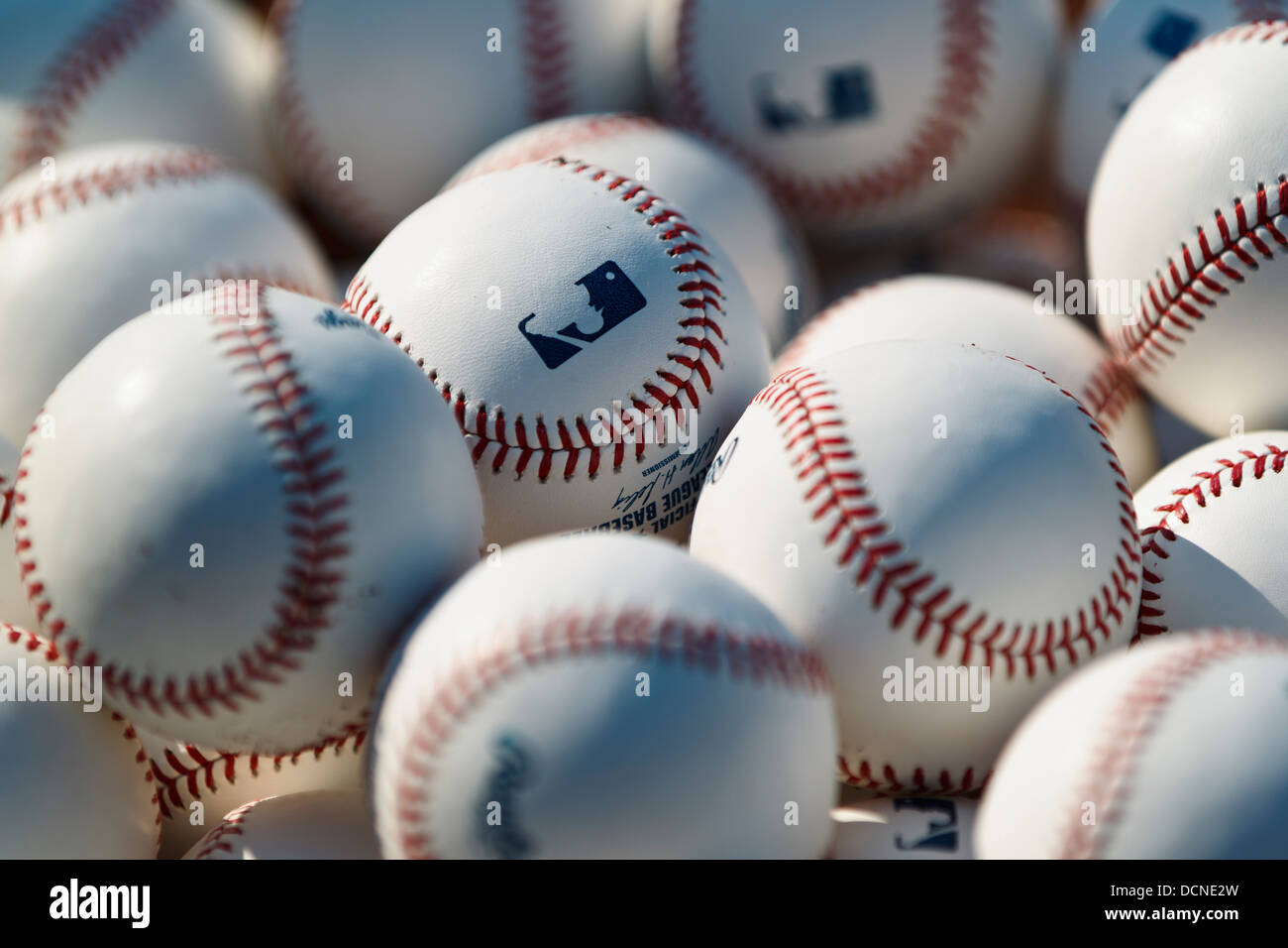 Stapel von Major League Baseball Baseball auf dem Feld während der Praxis vor einem Spiel zu zucken. Stockfoto