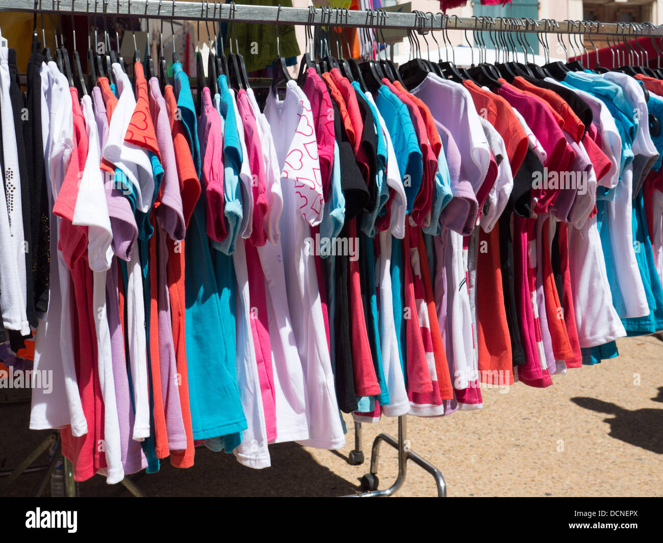 T-Shirts zum Verkauf auf Gestellen in einem Straßenmarkt in Leucate, Aude, Frankreich Stockfoto