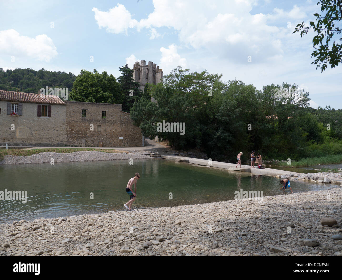 Besucher des Lagrasse in Aude, Südfrankreich Sonnen und Baden Baden im Fluss Orbieu Stockfoto