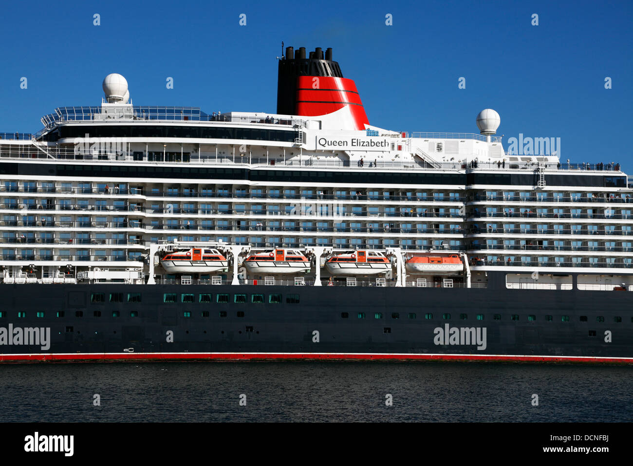 Die neueste MS Queen Elizabeth Kreuzfahrt Schiff in der Nähe der Hafeneinfahrt nach einem Tag in Kopenhagen. Dänemark. Überschrift für Rostock, Deutschland. Die QE3 III. Stockfoto