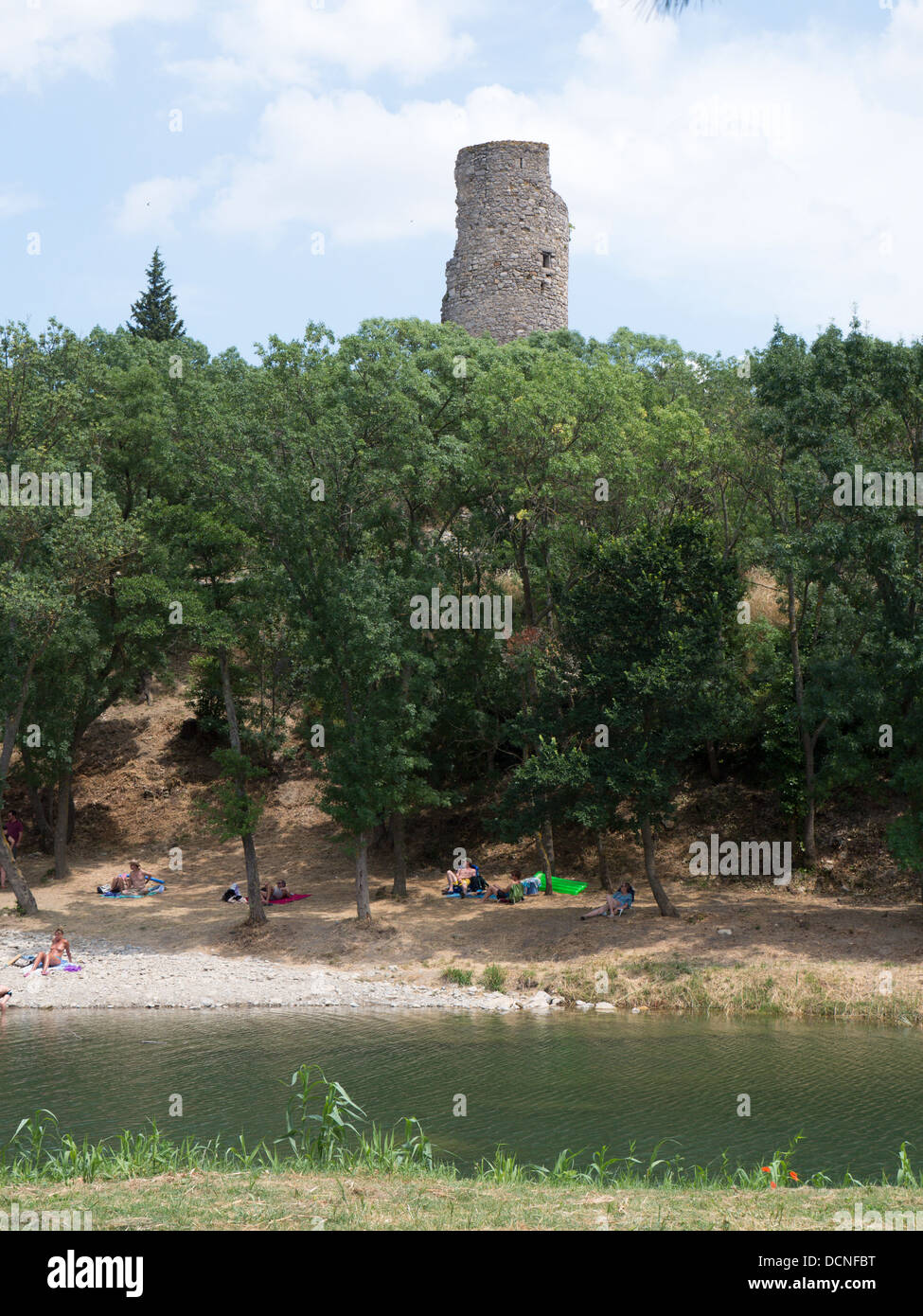 Besucher des Lagrasse in Aude, Südfrankreich Sonnen und Baden Baden im Fluss Orbieu Stockfoto