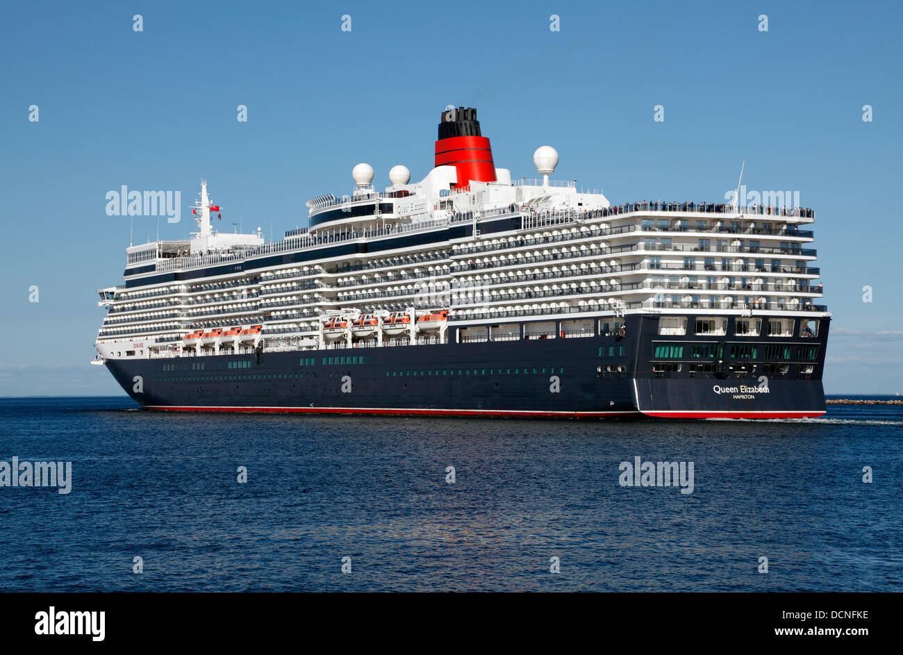 Das neueste Kreuzfahrtschiff von MS Queen Elizabeth in der Nähe der Hafeneinfahrt in Kopenhagen, Dänemark nach einem sonnigen Sommertag. Richtung Rostock. Die QE 3 III Stockfoto