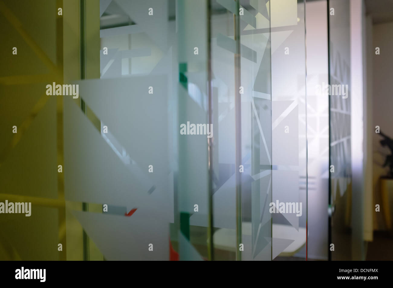 Milchglas und Reflexionen. Stockfoto
