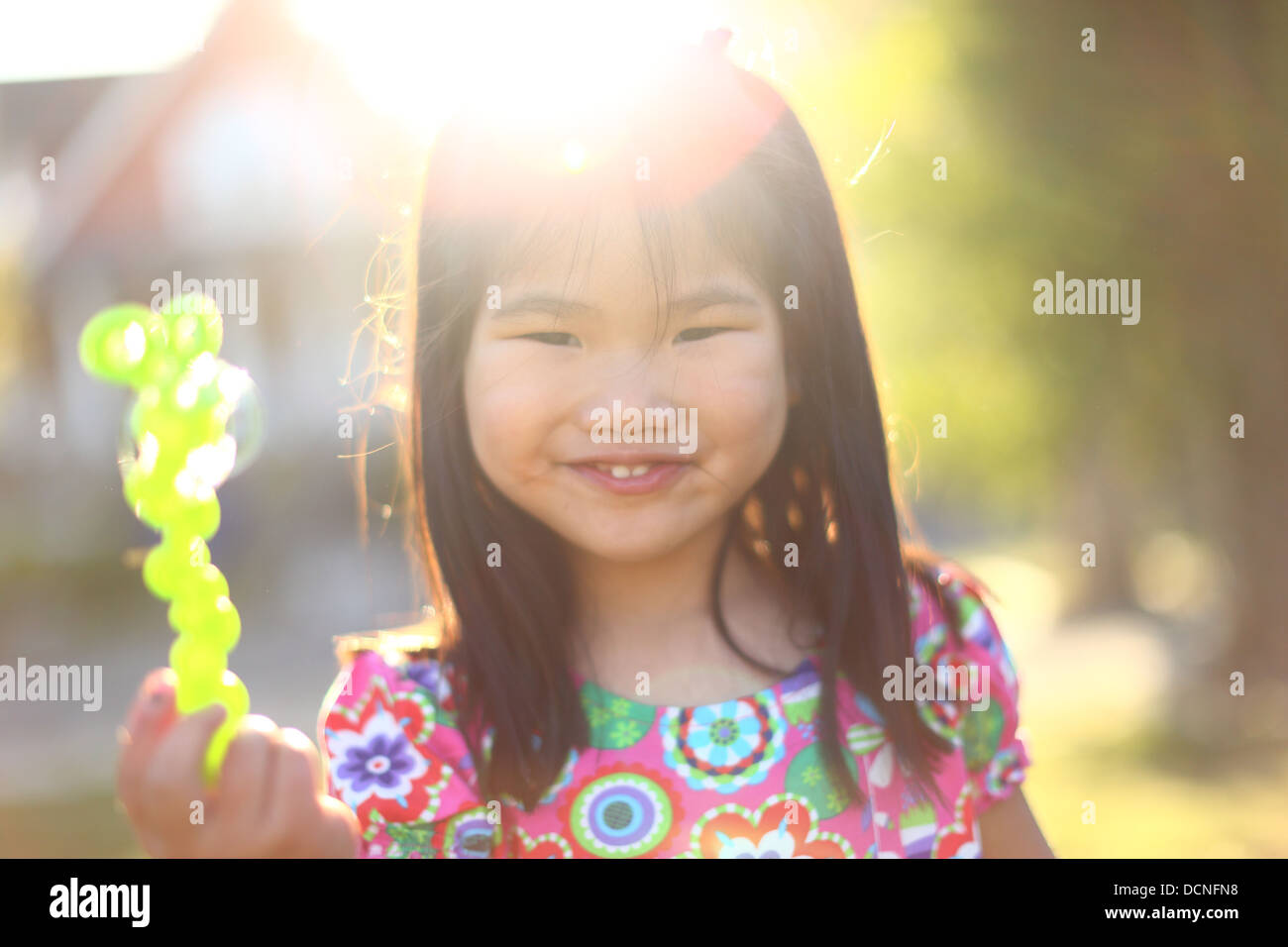 Porträt des jungen Mädchens bei Sonnenuntergang mit Blase wand Stockfoto