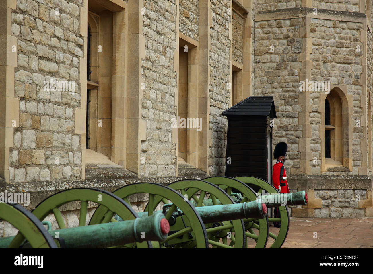 Wachablösung vor dem Tower von London, England Stockfoto
