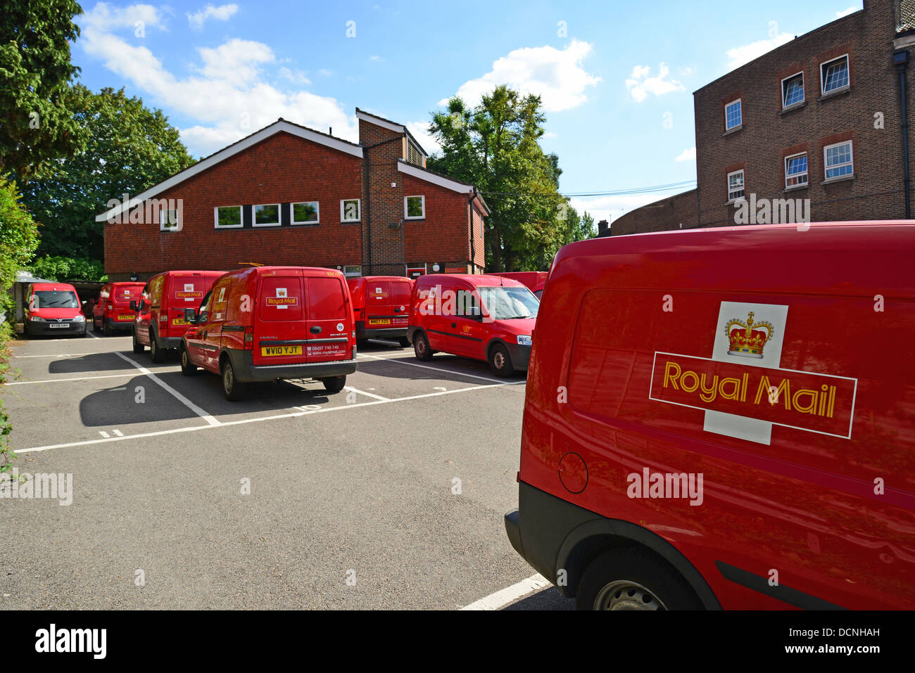 Royal Mail rot vans in Delivery Centre, Oriental Road, Woking, Surrey, England, Vereinigtes Königreich Stockfoto