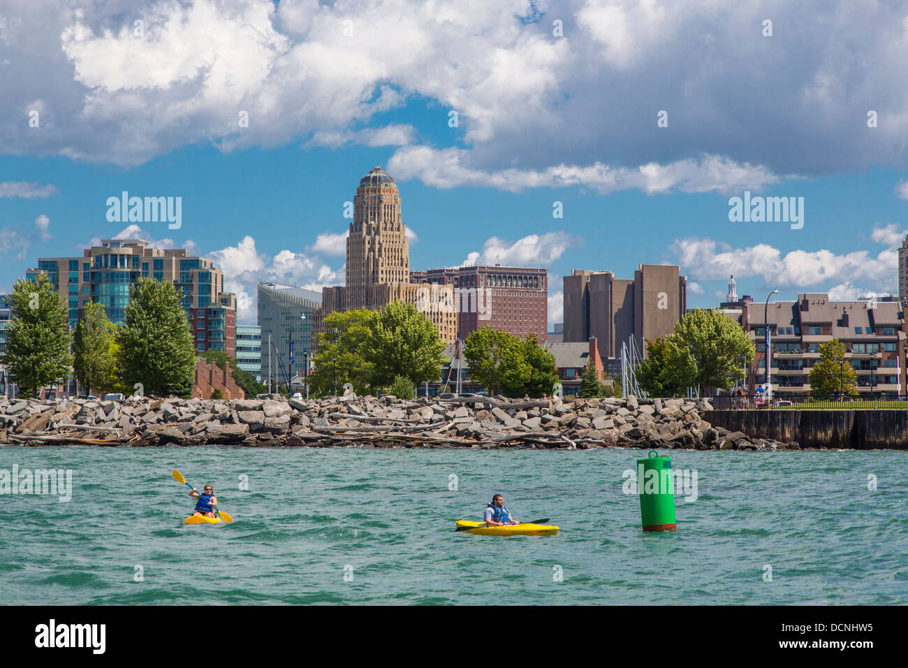 Kajakfahrer im Lake Erie und die Skyline von Buffalo New York Vereinigte Staaten Stockfoto