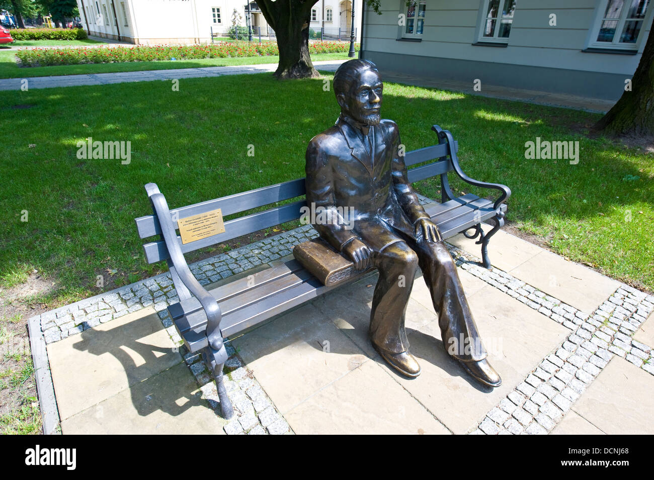 Bronzestatue von Stefan Żeromski, ein berühmter polnischer Schriftsteller in der Nähe der City Hall von Siedlce, Ostpolen. Stockfoto