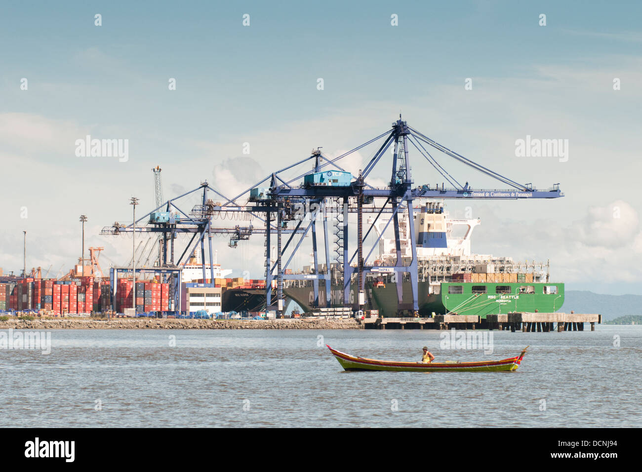 lokale Fischer mit Kanu, in der Nähe von Paranagua Port, Parana, Brasilien Stockfoto