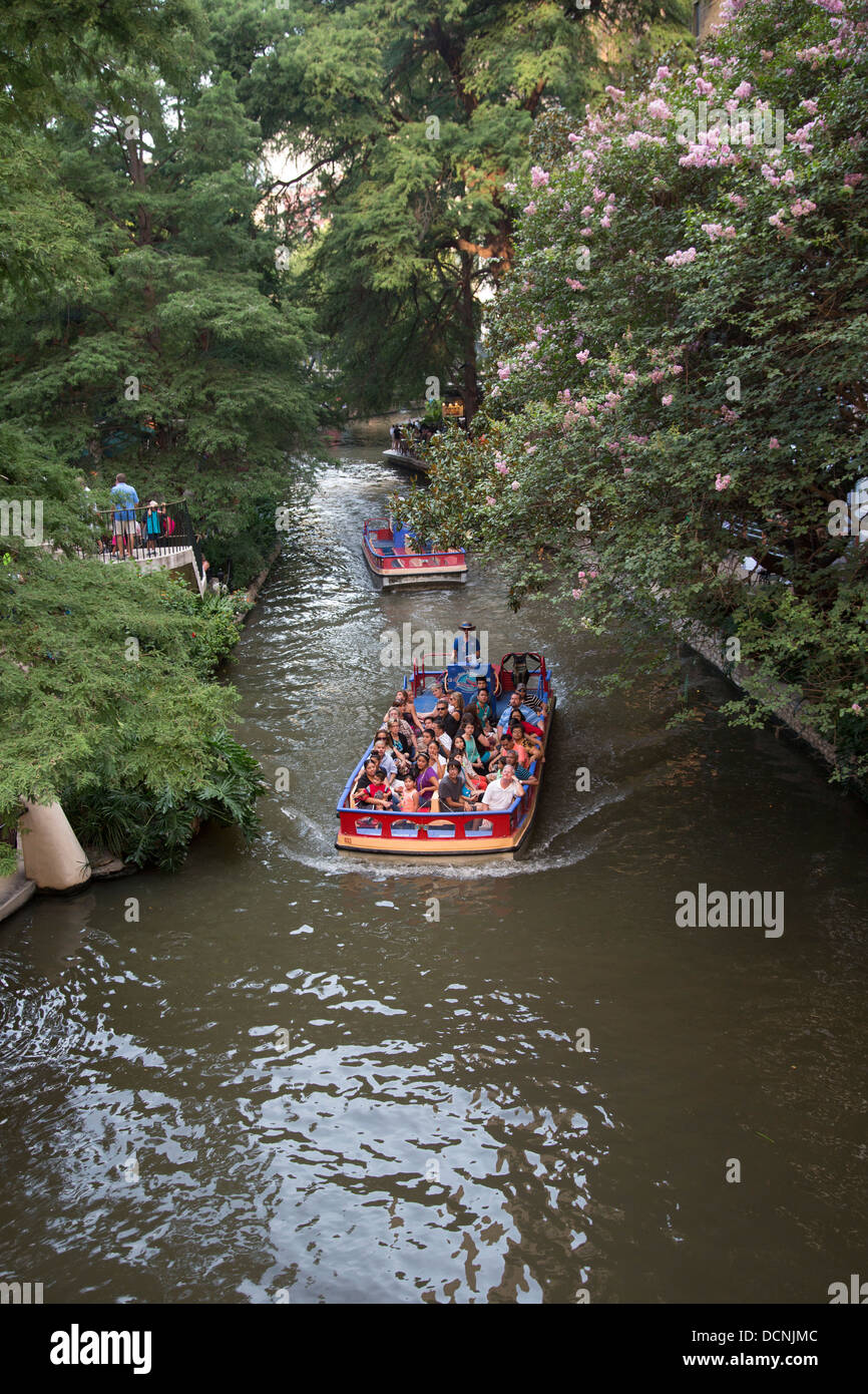 San Antonio, Texas - Ausflugsboote auf dem San Antonio River entlang dem Riverwalk. Stockfoto