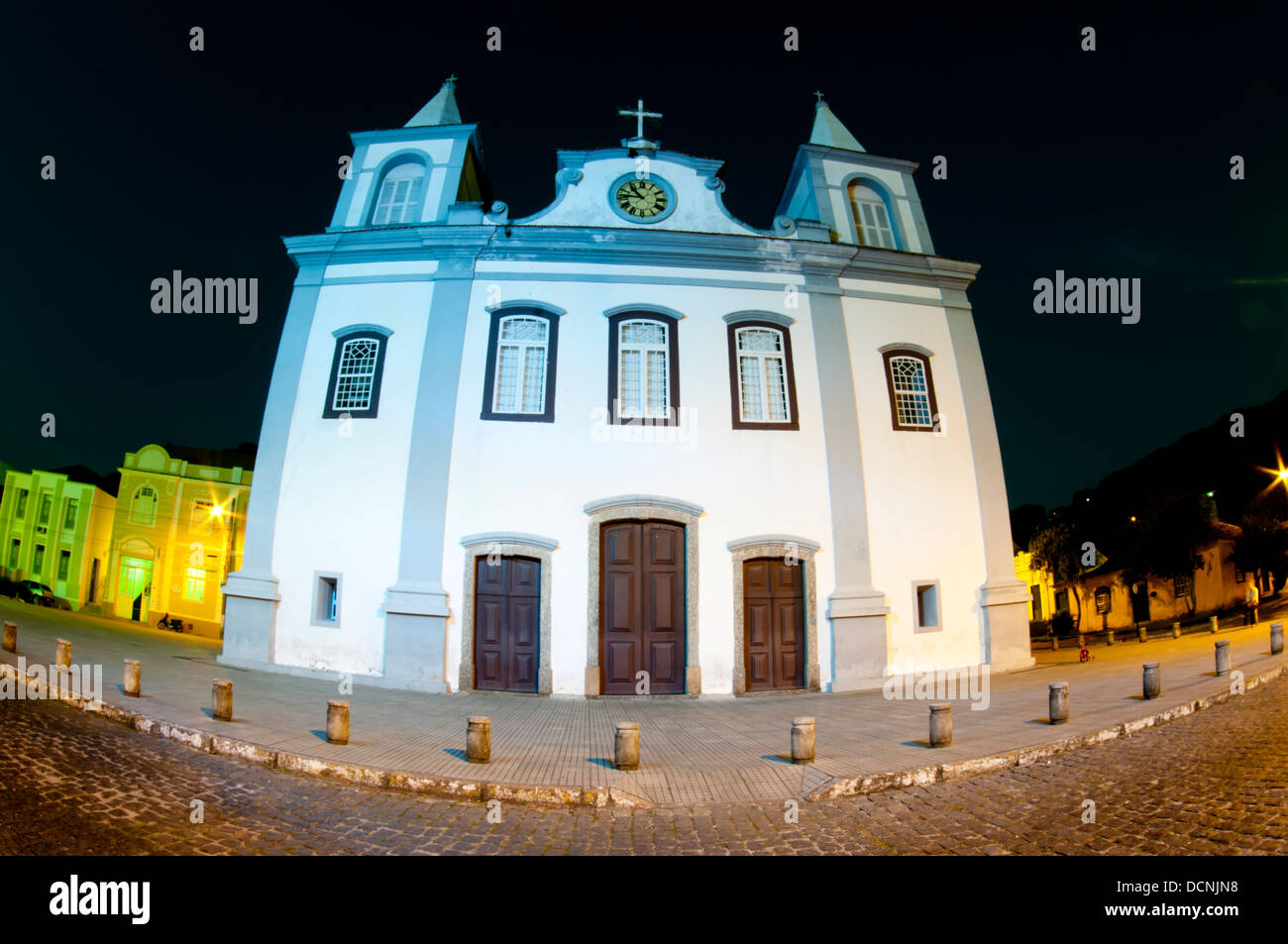 Katholische Kirche Innenstadt Stadt Laguna, nachts, Bundesstaat Santa Catarina, Süd-Brasilien. Stockfoto