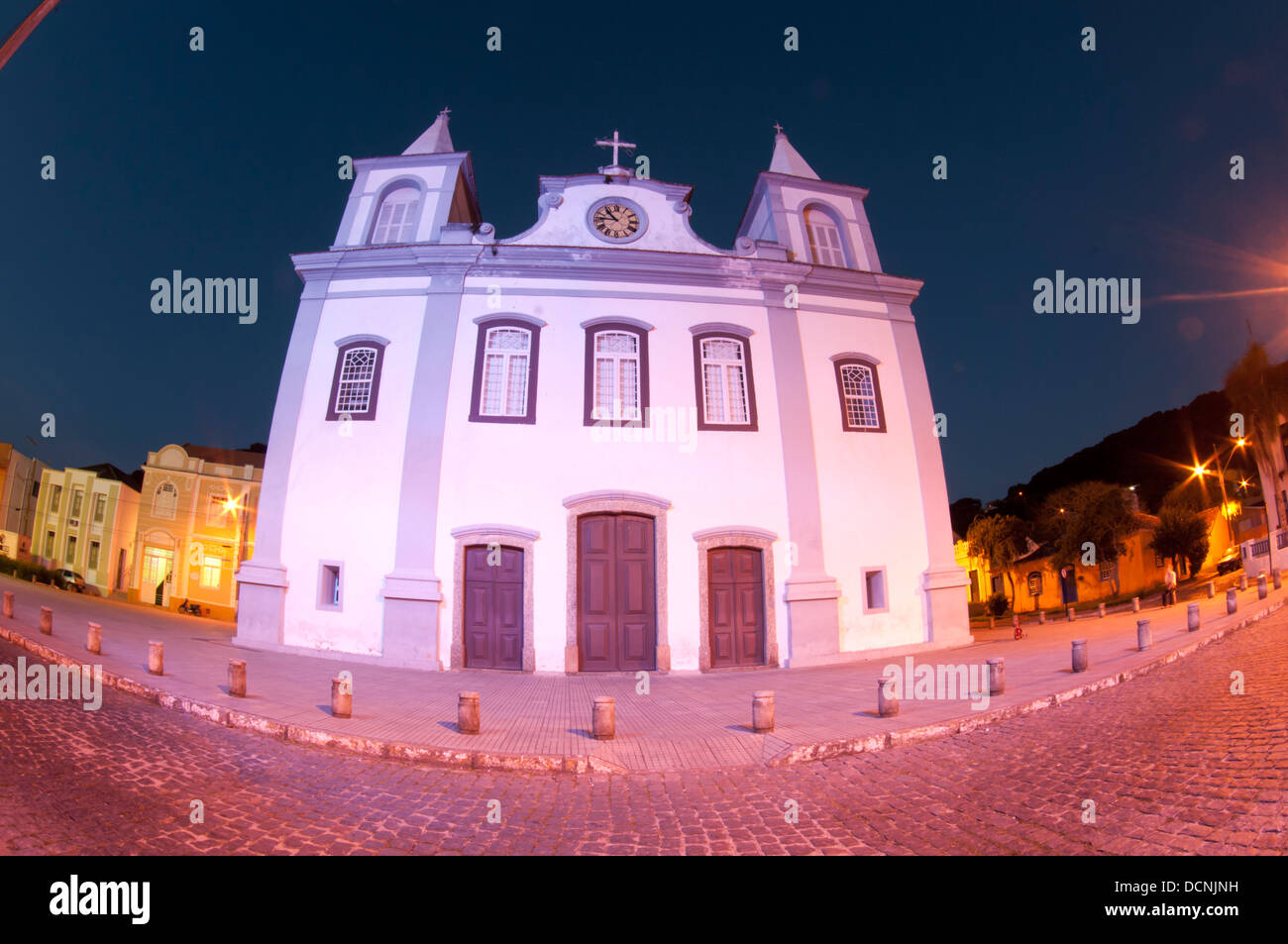 Katholische Kirche Innenstadt Stadt Laguna, nachts, Bundesstaat Santa Catarina, Süd-Brasilien. Stockfoto