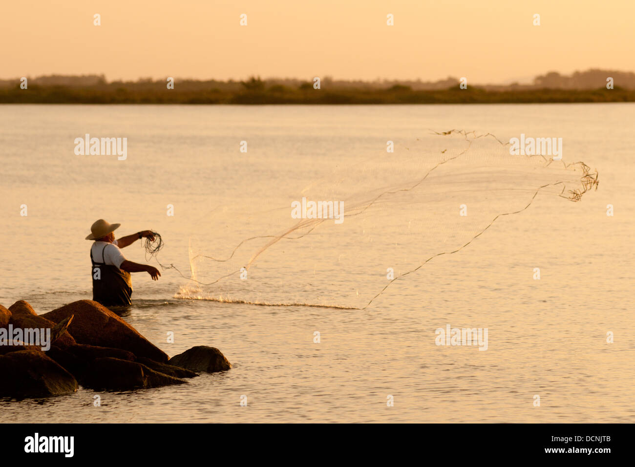 Fischer in Laguna City, Bundesstaat Santa Catarina, mit Schornstein netto um Meeräsche Fische zu fangen Stockfoto