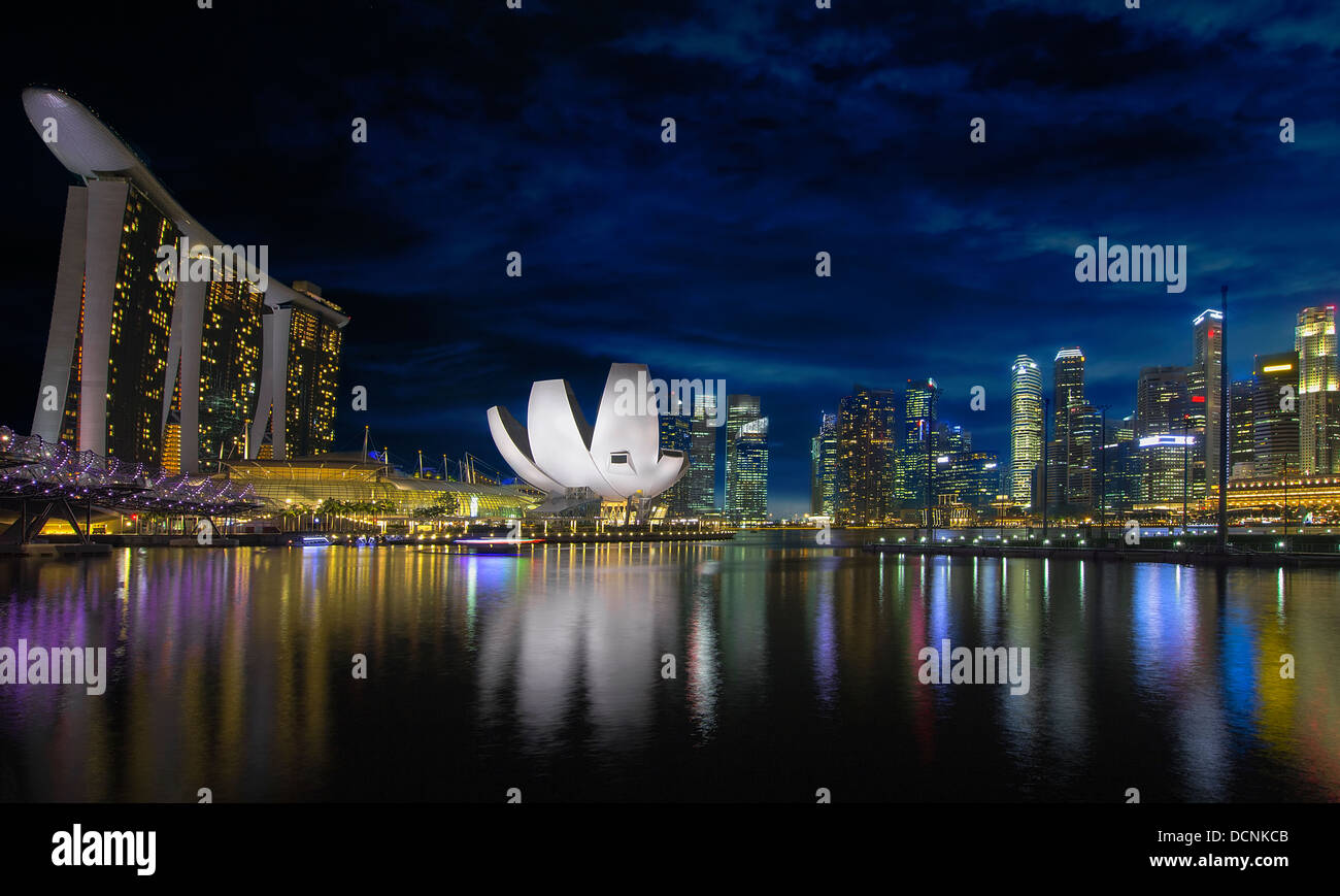 Central Business District CDB Singapur Skyline zur blauen Stunde am Abend von der Marina Esplanade Waterfront Stockfoto
