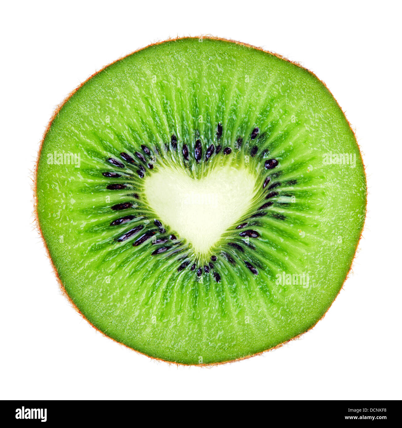 In Scheiben geschnitten saftig Kiwi Frucht Makro mit Herzform über weiß. Stockfoto