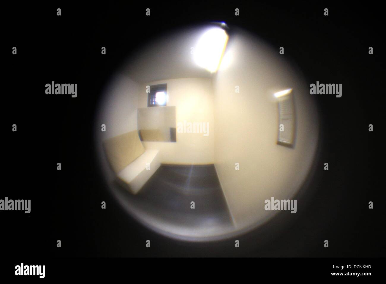 Hamburg, Deutschland. 19. August 2013. Blick durch ein Guckloch in eine Zelle in der föderalen Polizei Verbrechensbekämpfung (Bundespolizeiinspektion Kriminalitätsbekämpfung) in Hamburg, Deutschland, 19. August 2013. Die BPOLI KB (Federal Police Station Verbrechensbekämpfung) Hamburg feiert sein 15-jähriges Jubiläum am 22. August 2013. Foto: CHRISTIAN CHARISIUS/Dpa/Alamy Live News Stockfoto