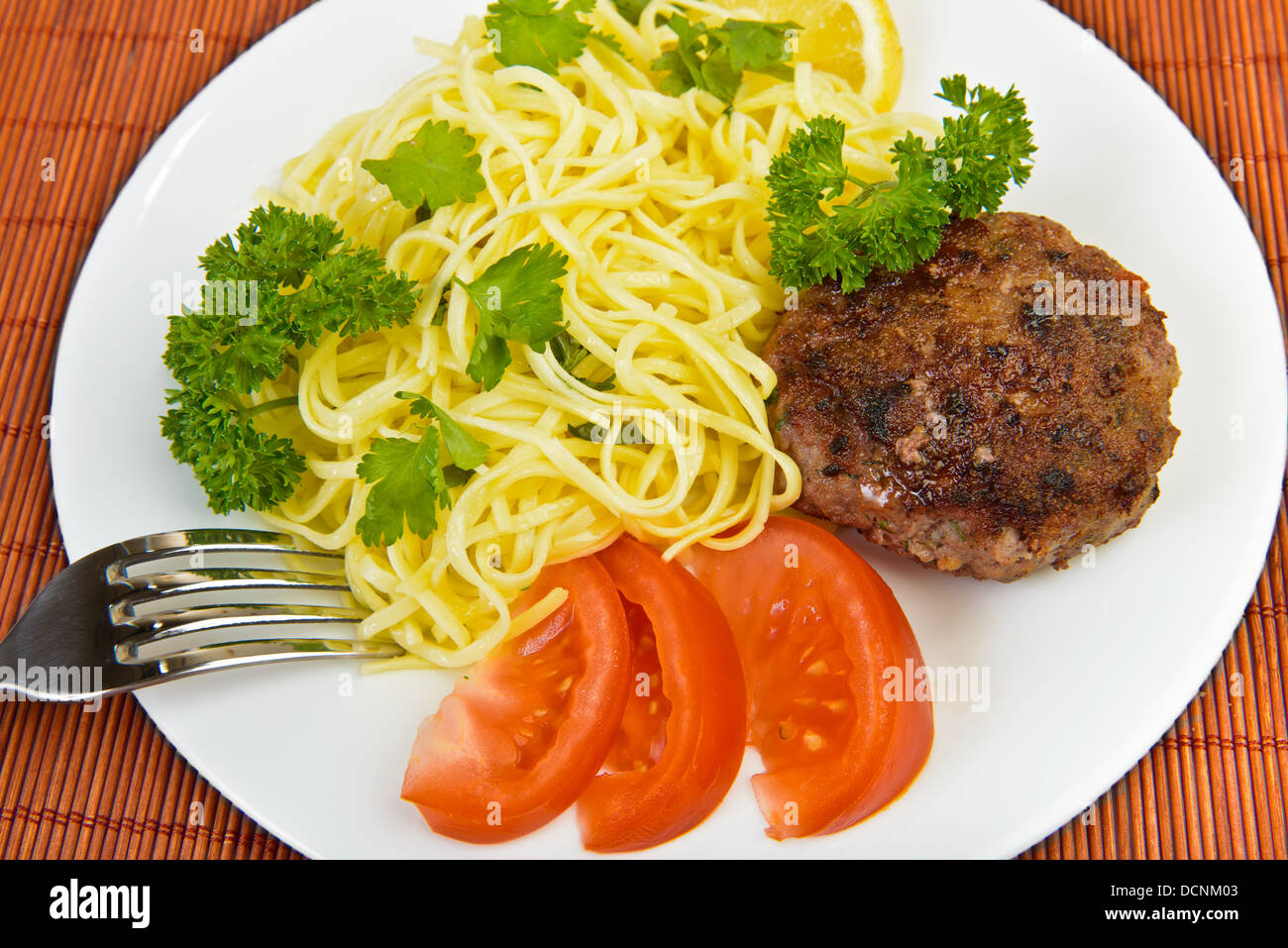 Burger Frikadelle und Spaghetti mit Gemüse auf Platte Stockfoto