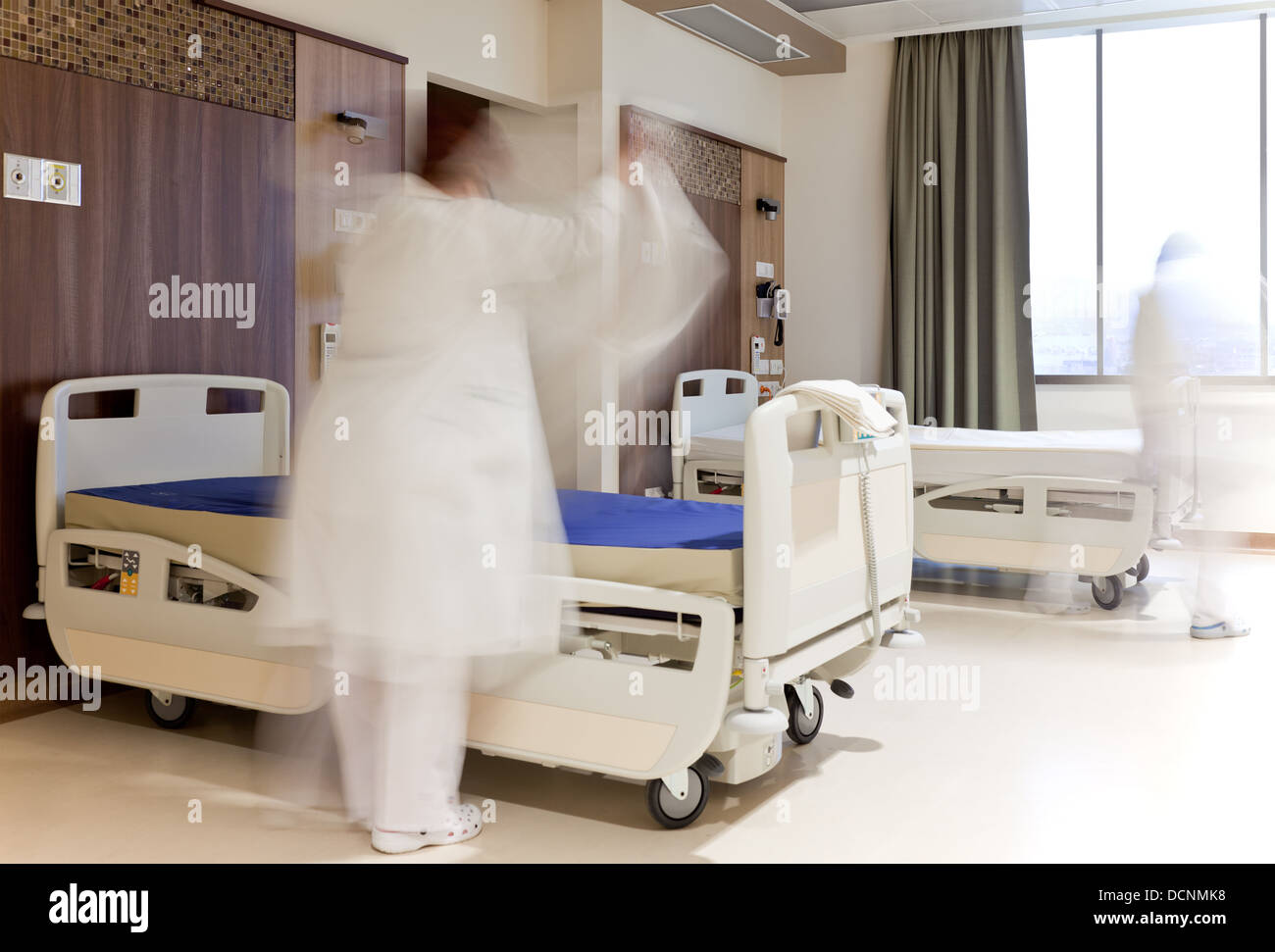 Mitarbeiter, die Befestigung Bettzimmer im Krankenhaus Stockfoto