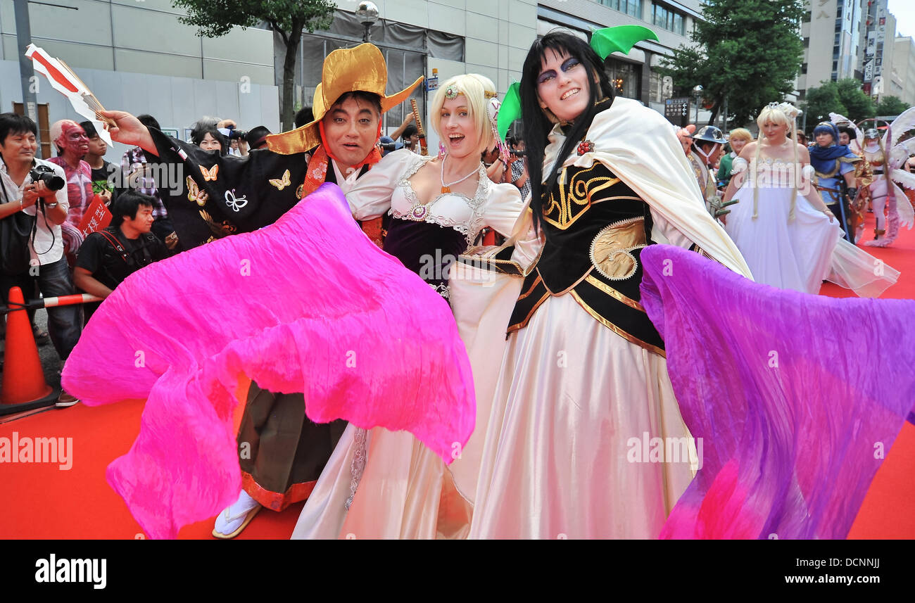 3. August 2013, Nagoya, Aichi, Japan: Bürgermeister von Nagoya Takashi Kawamura Posen für die Kamera mit russischen Teilnehmer während der roten Teppich Zeremonie für die "World Cosplay summit 2013" in Nagoya, Präfektur Aichi, Japan, am 3. August 2013. (Foto: AFLO) Stockfoto