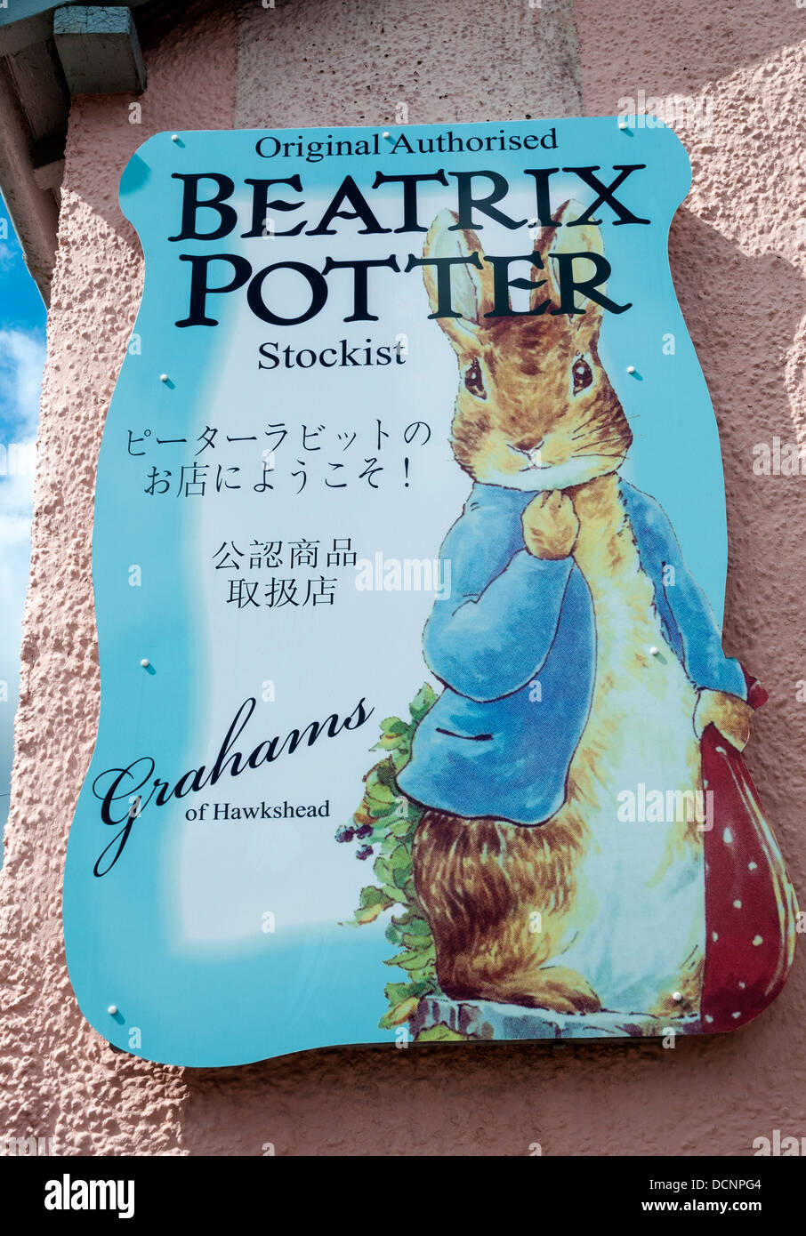 Großbritannien, England, Cumbria, Lake District, Hawkshead, Peter Rabbit auf Beatrix Potter shop Zeichen Stockfoto