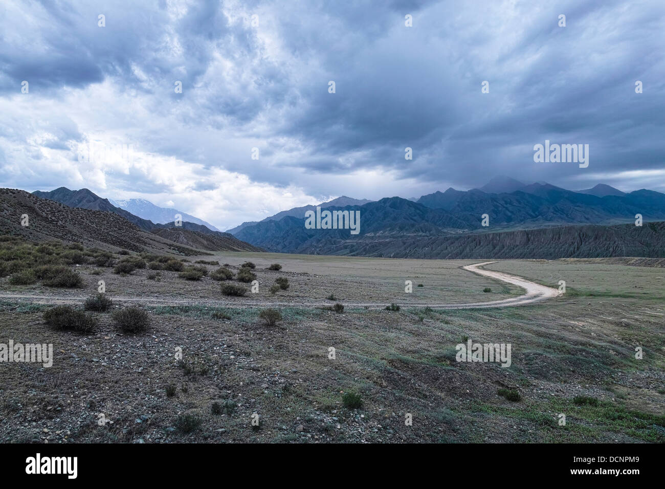 Der Weg zum Kujtunskaja Tal, in Xinjiang in China Stockfoto
