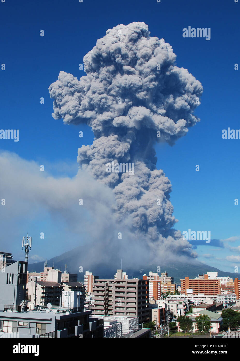 18. August 2013 - Kagoshima, Japan - Redaktion nur verwenden; In diesem Handout Bild freigegeben von der Japan Meteorological Agency Sakurajima Vocano speien Asche als es ausbrechen im Süden Japans am 18. August 2013 in Kagoshima, Japan. Die Asche von Sakurajima wehte bis zu 5km (3 Meilen) hoch in die Luft, wie der Ausbruch schwerer als üblich war. (Kredit-Bild: © Japan Meteorologische Agentur/Jana Press/ZUMAPRESS.com) Stockfoto