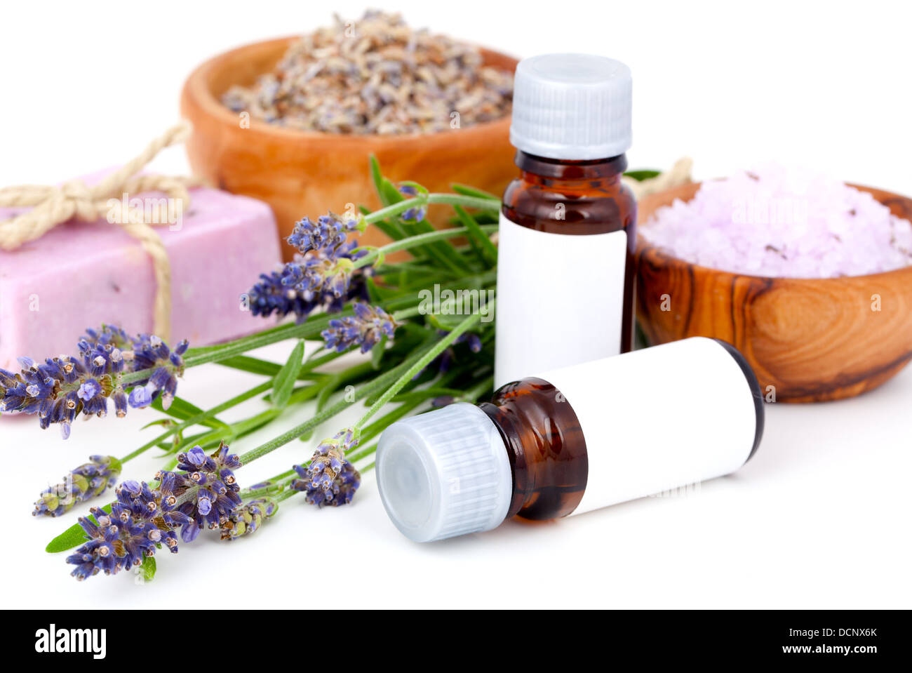 Lavendel-Öl, Lavendel-Badesalz, Seife auf weißem Hintergrund Stockfoto