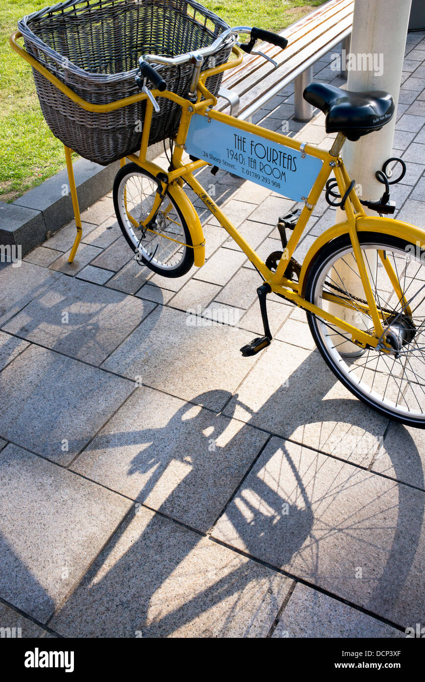 Shop Fahrrad und Schatten auf der Straße in Stratford-upon-Avon, Warwickshire, England Stockfoto