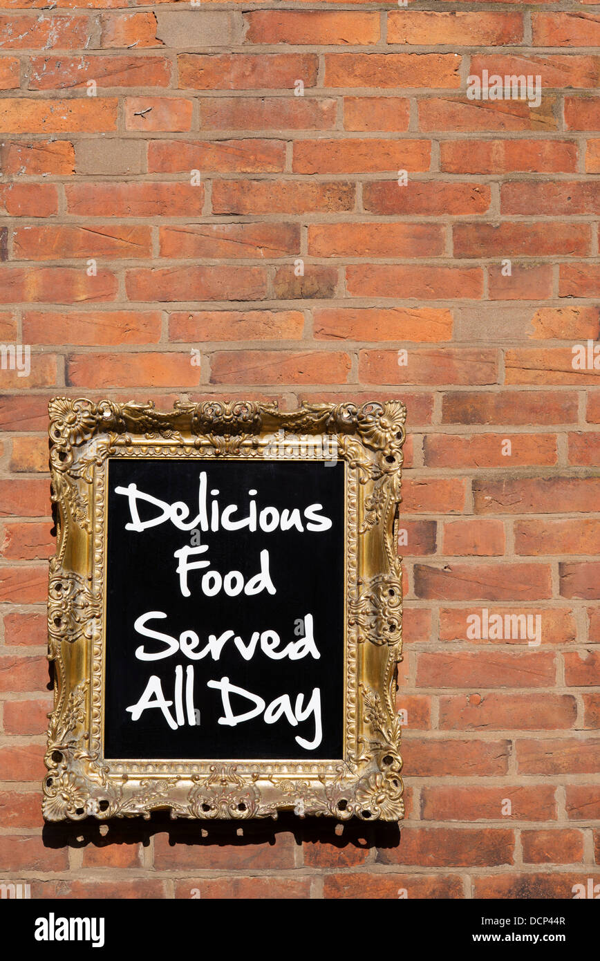 Köstliches Essen serviert den ganzen Tag über. Das Essen im Hotel Schild in einem Rahmen. Stratford-upon-Avon, Warwickshire, England Stockfoto