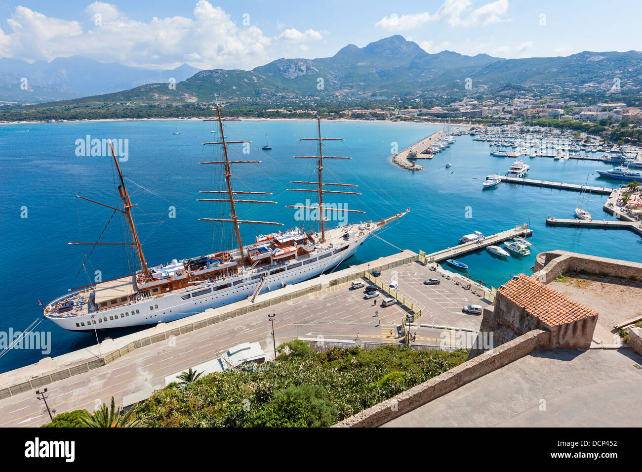 Groß-Segler im Hafen von Calvi Korsika Stockfoto