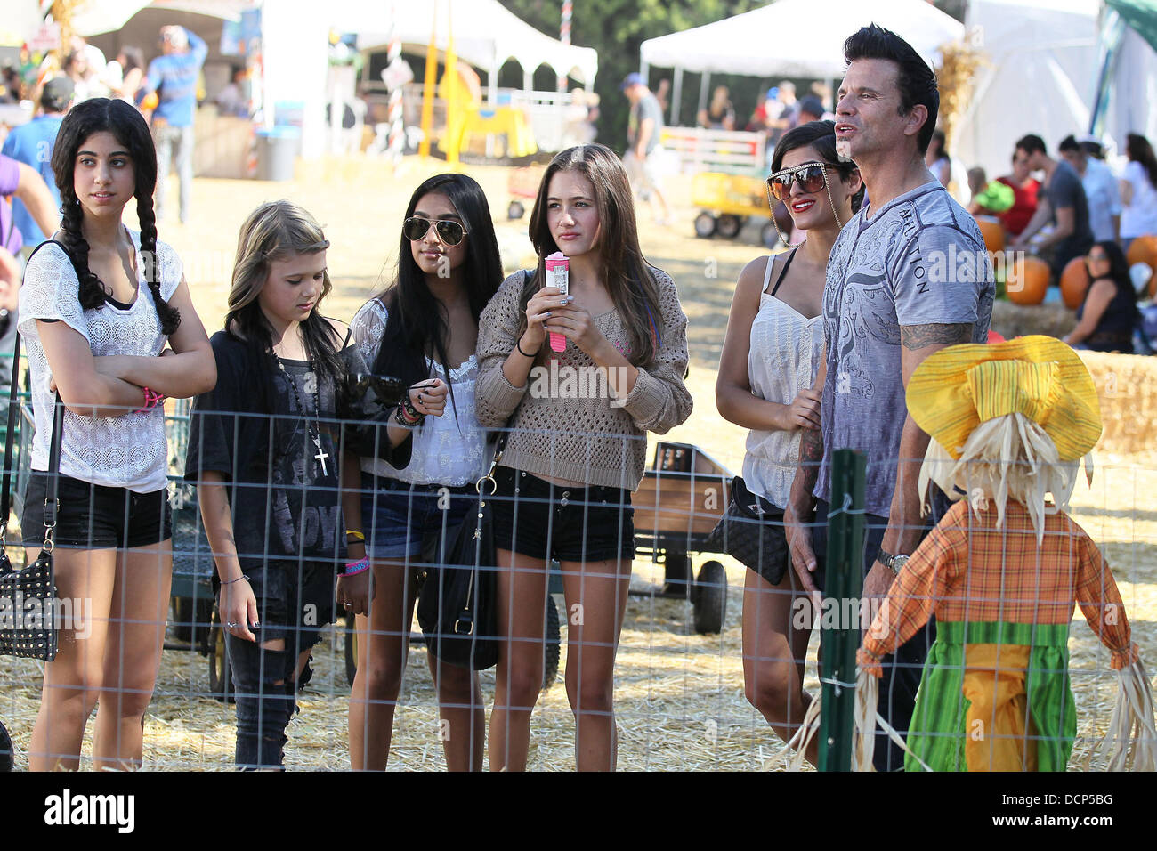 Lorenzo Lamas mit seiner Familie und Frau Shawna Craig an Herrn Knochen Pumpkin Patch in West Hollywood Los Angeles, Kalifornien - 30.10.11 Stockfoto