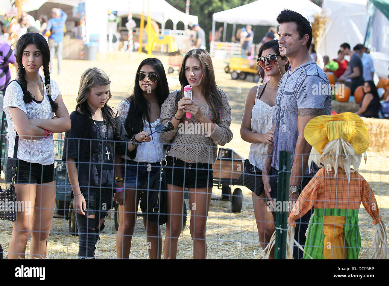 Lorenzo Lamas mit seiner Familie und Frau Shawna Craig an Herrn Knochen Pumpkin Patch in West Hollywood Los Angeles, Kalifornien - 30.10.11 Stockfoto