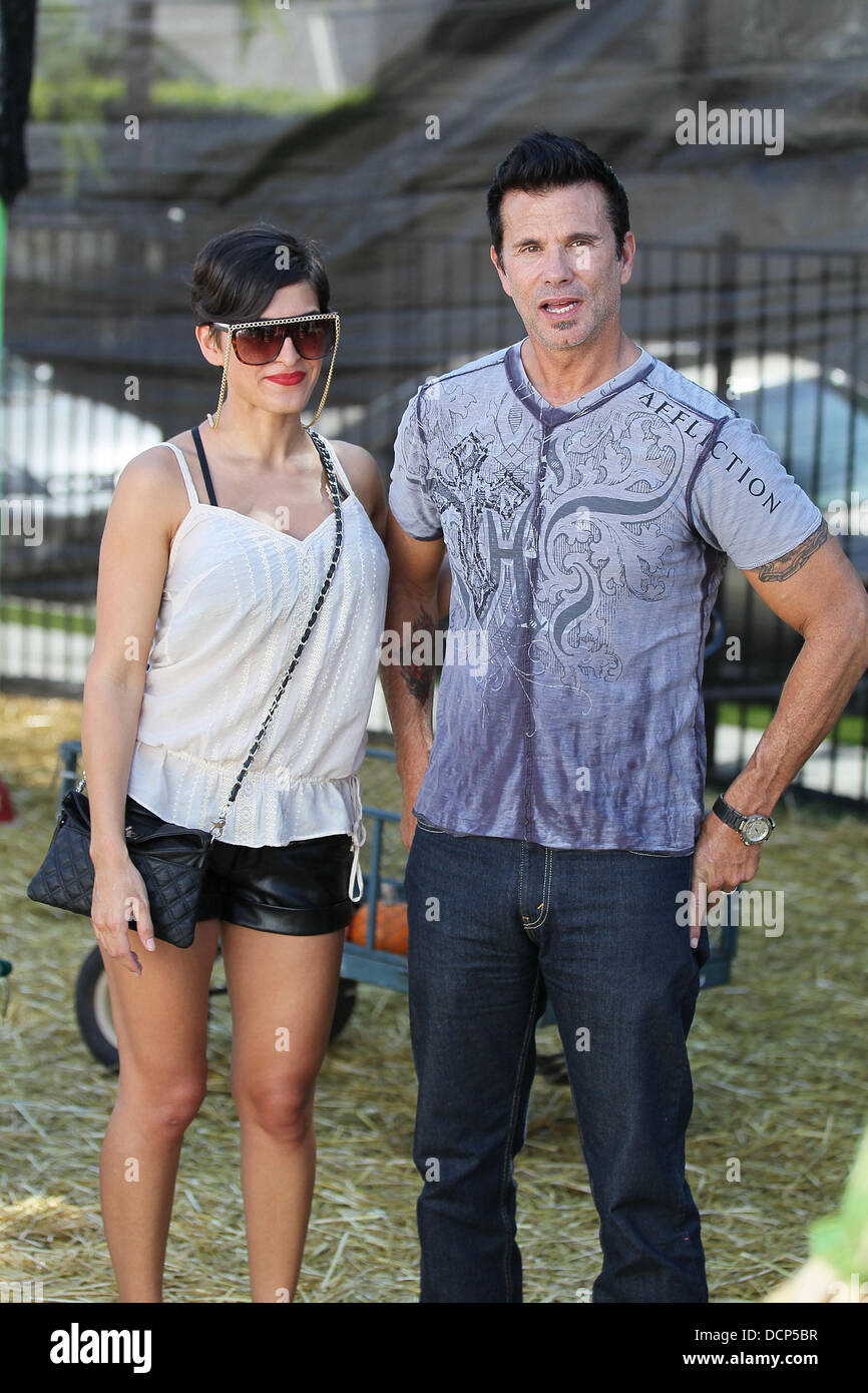 Lorenzo Lamas und seine Frau Shawna Craig an Herrn Knochen Pumpkin Patch in West Hollywood Los Angeles, Kalifornien - 30.10.11 Stockfoto