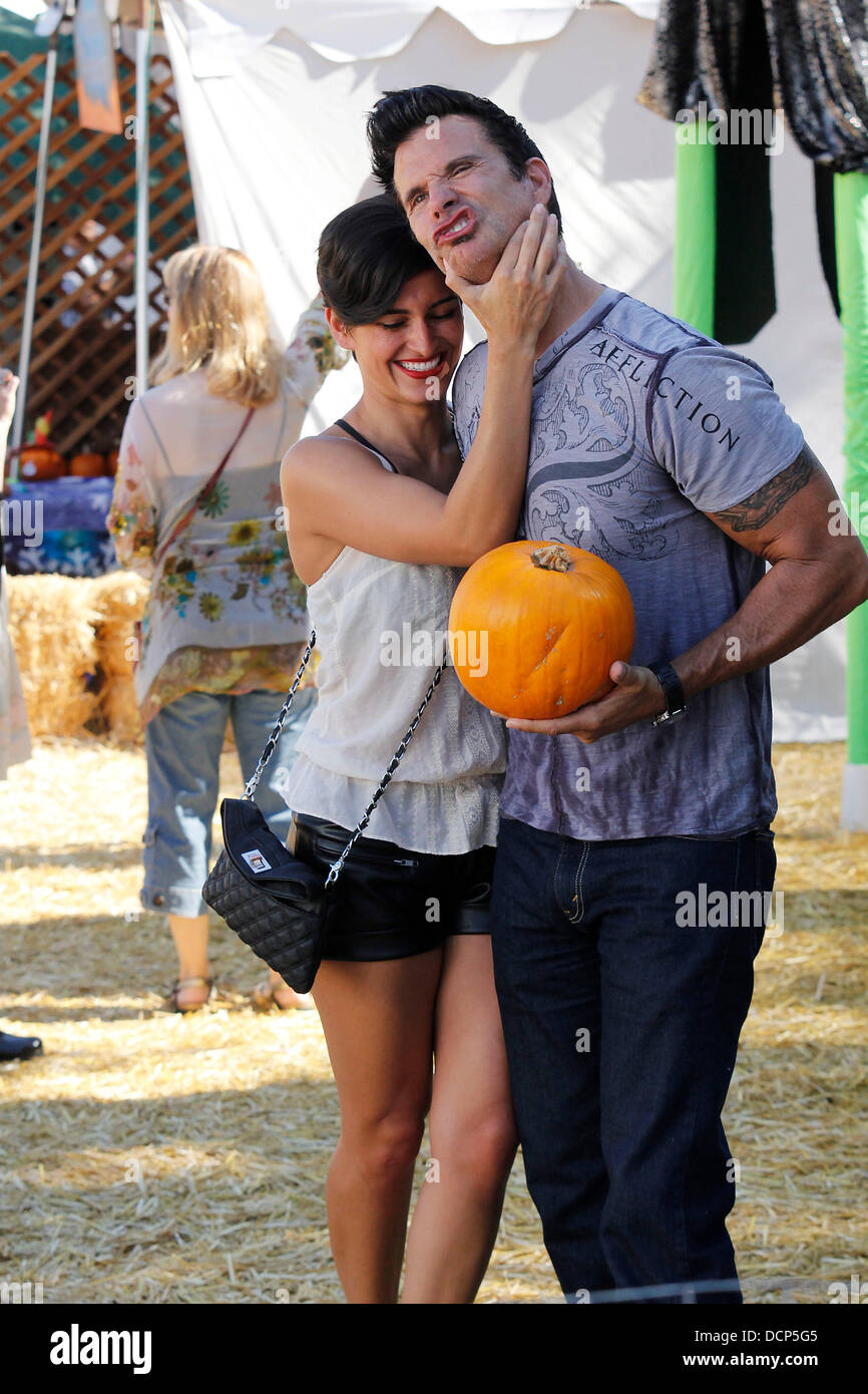 Lorenzo Lamas mit seiner Frau Shawna Craig an Herrn Knochen Pumpkin Patch in West Hollywood Los Angeles, Kalifornien - 30.10.11 Stockfoto