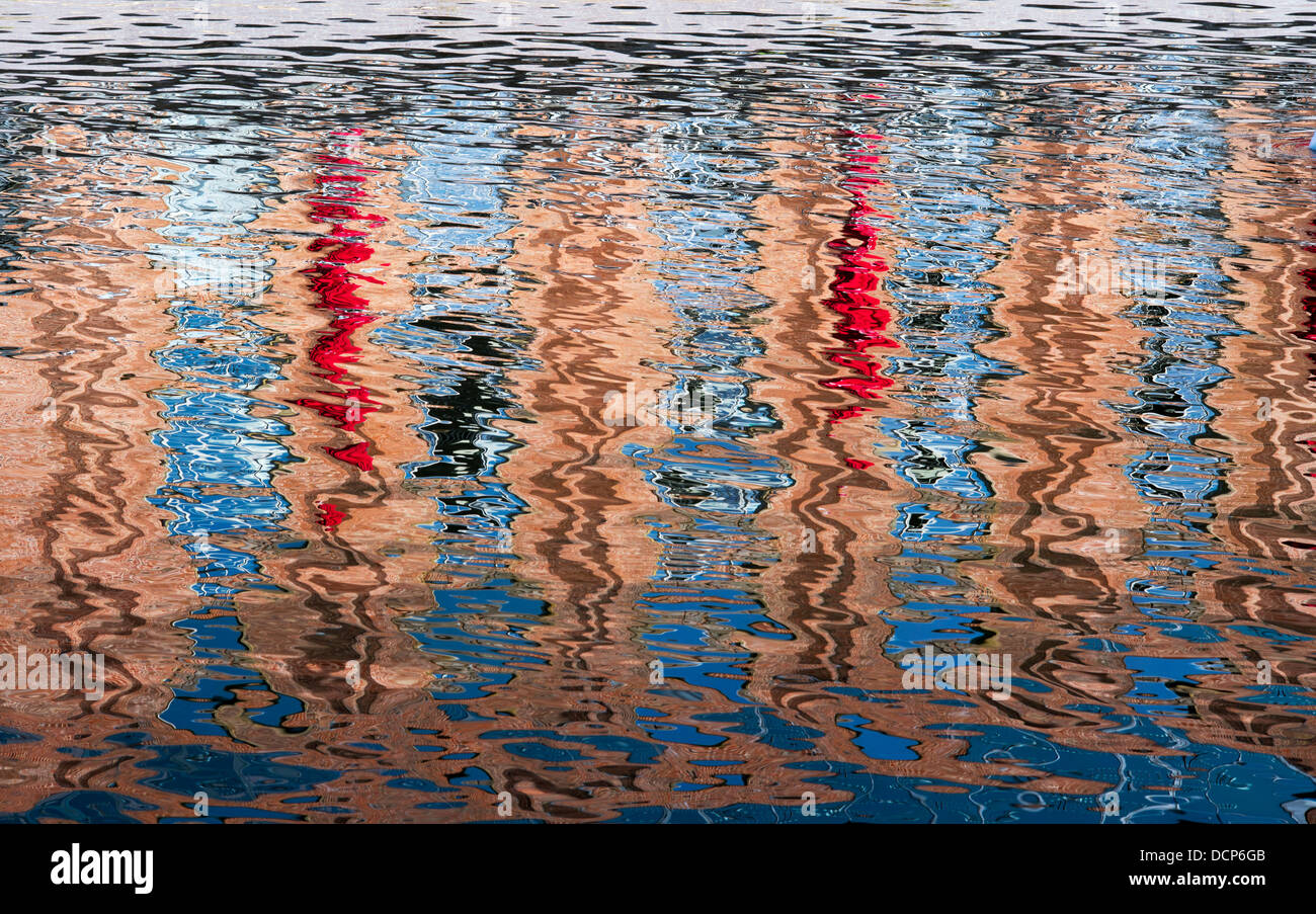 Bunte Wasser Welligkeit abstrakt. Fluß Avon. Stratford-upon-Avon, Warwickshire, Großbritannien Stockfoto