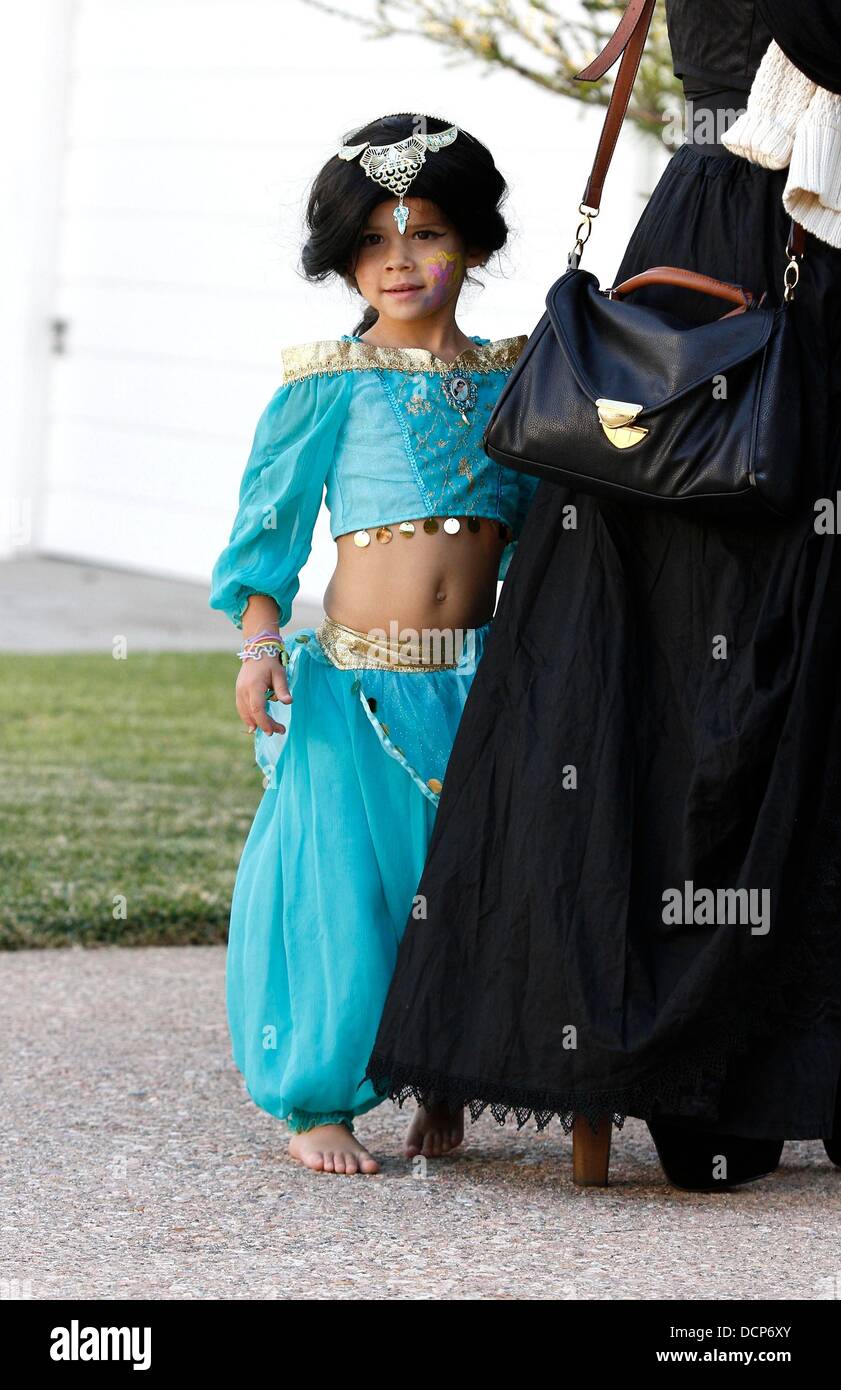 Jessica Albas Tochter, Honor Warren gekleidet wie eine arabische Prinzessin Kostüm für Halloween-Los Angeles, Kalifornien - 31.10.11 Stockfoto