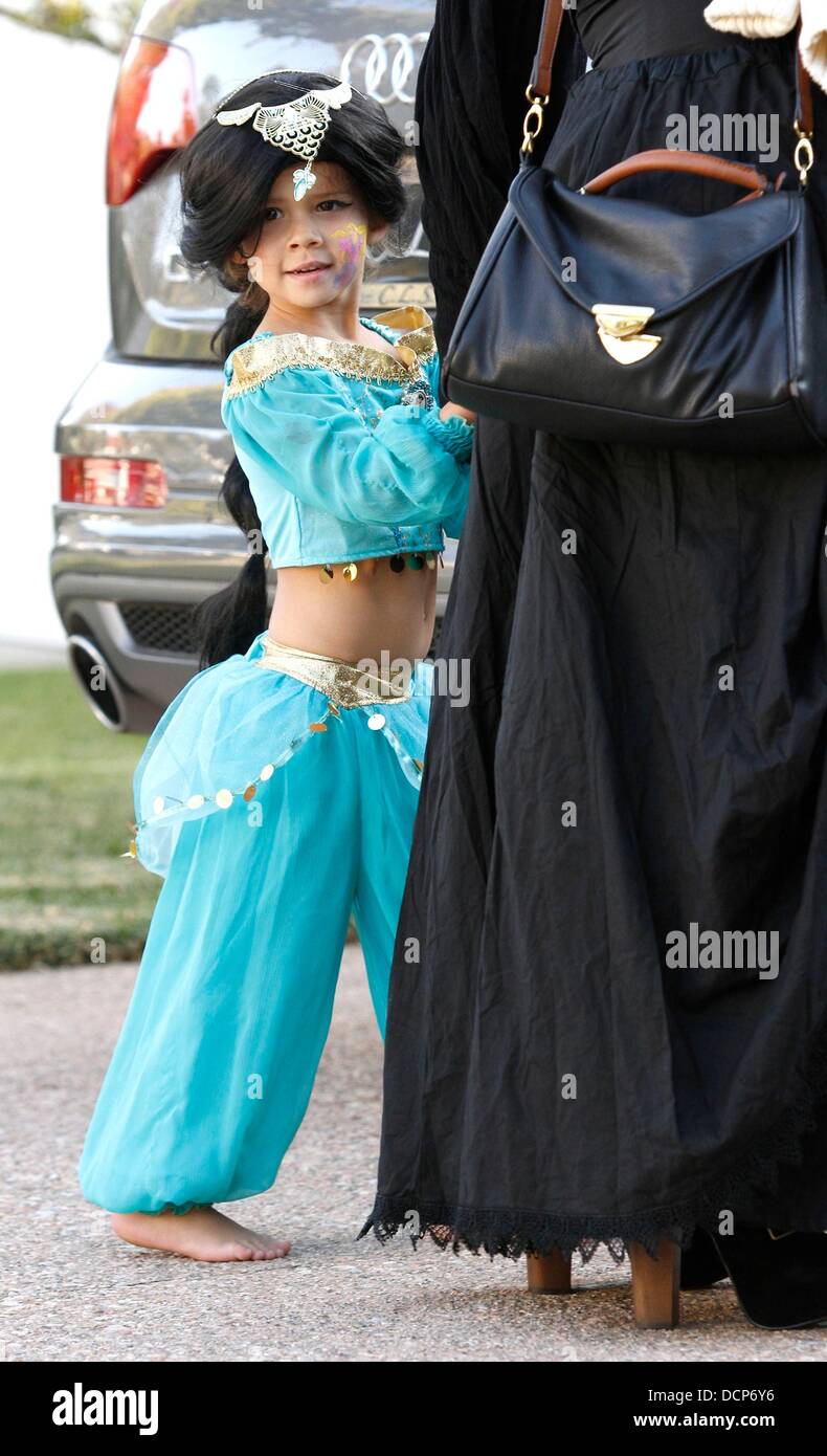 Jessica Albas Tochter, Honor Warren gekleidet wie eine arabische Prinzessin Kostüm für Halloween-Los Angeles, Kalifornien - 31.10.11 Stockfoto