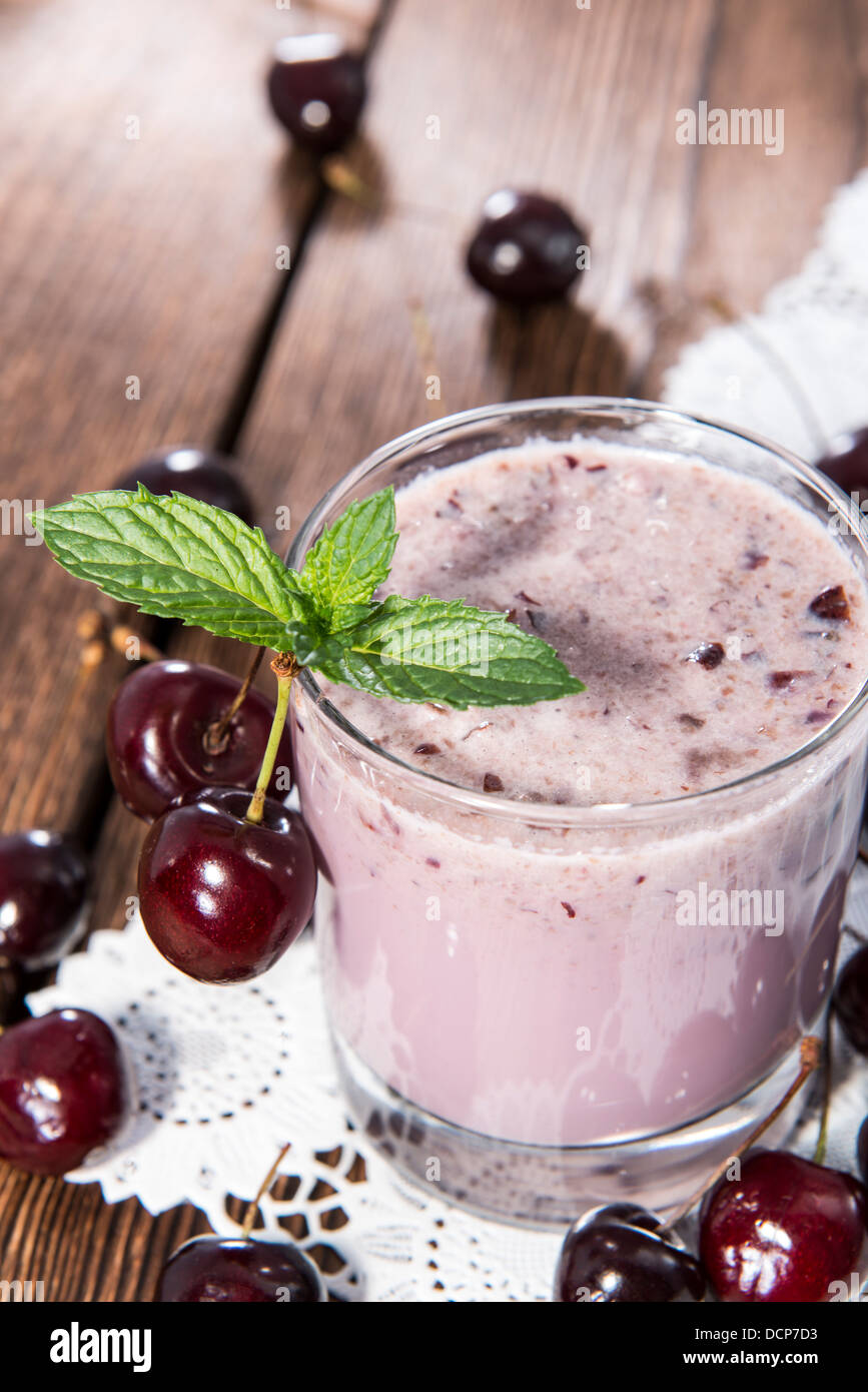 Frisch gemacht Kirsch Smoothie mit Früchten Stockfoto