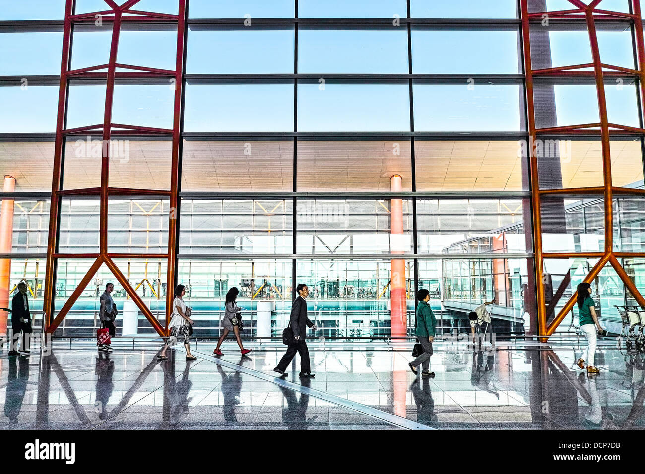 Eilige Menschen in Halle von Capital Abflughafen, Beijing Stockfoto
