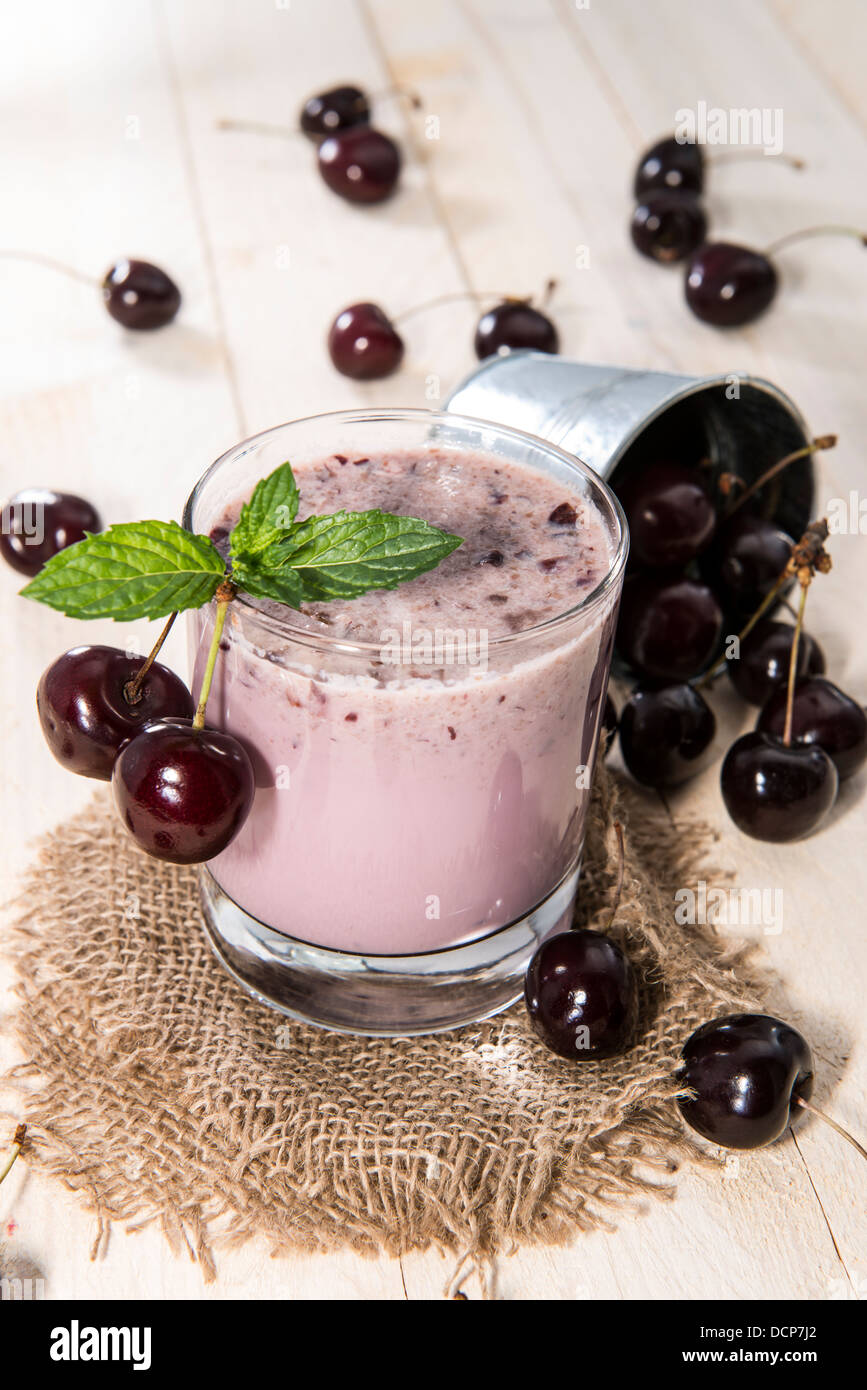 Frisch gemacht Kirsch Smoothie mit Früchten Stockfoto