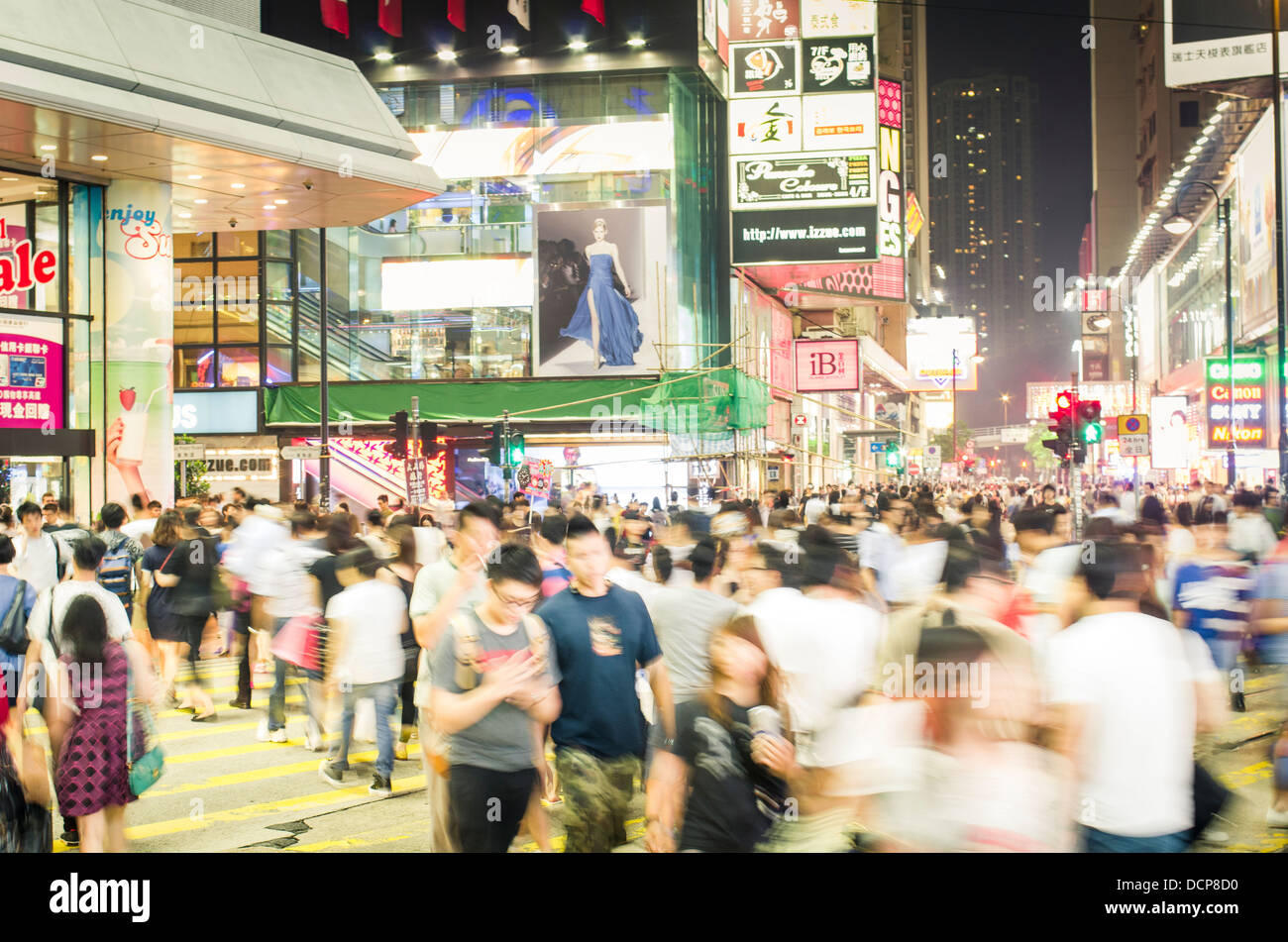 Hong Kong Causeway Bay bewegte Masse in der Nacht. Stockfoto