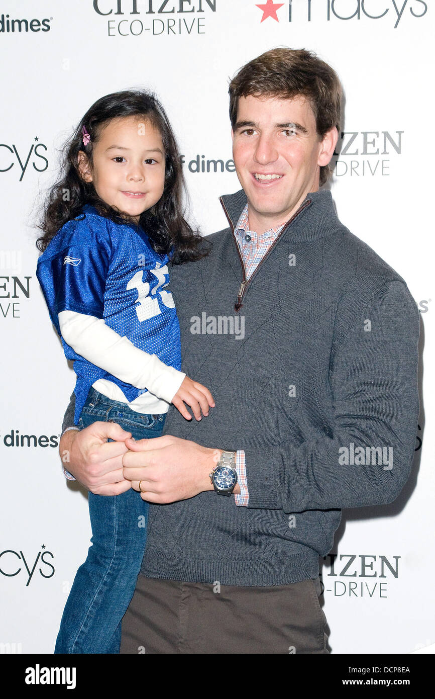Star Quarterback Eli Manning mit und Addison Saji startet seine limitierte Auflage Citizen Eco Drive Perpetual Chrono A T zu sehen bei Macy s Herald Square New York City USA 01.11.11 Stockfotografie A...