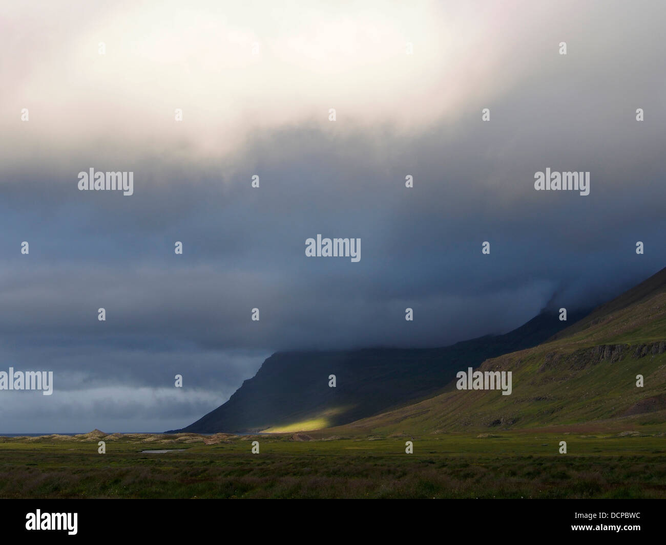 Sonnenstrahl auf Hügel von Klyppstaður in der Nähe von Loðmundarfjörður, Island Stockfoto