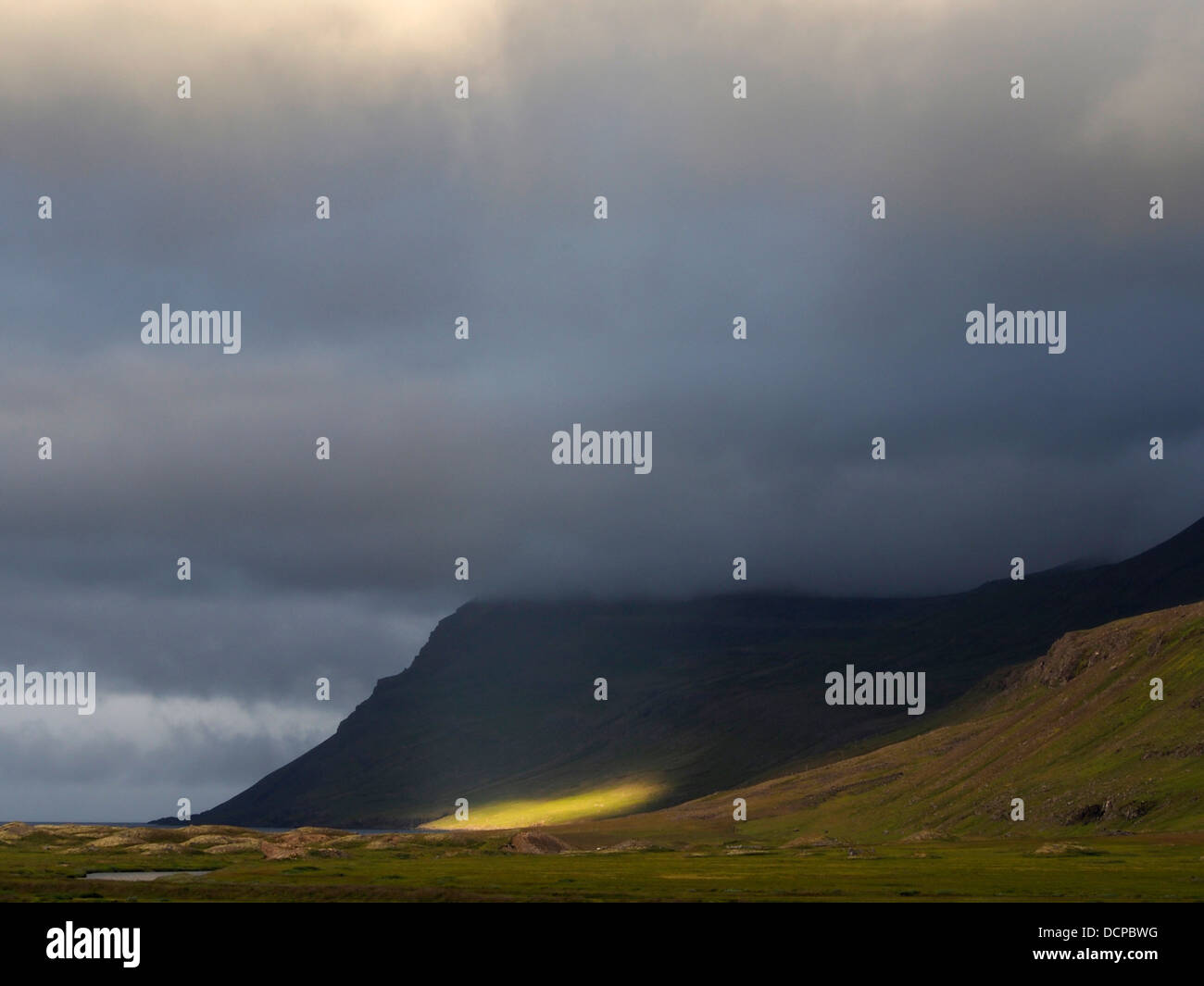 Sonnenstrahl auf Hügel von Klyppstaður in der Nähe von Loðmundarfjörður, Island Stockfoto