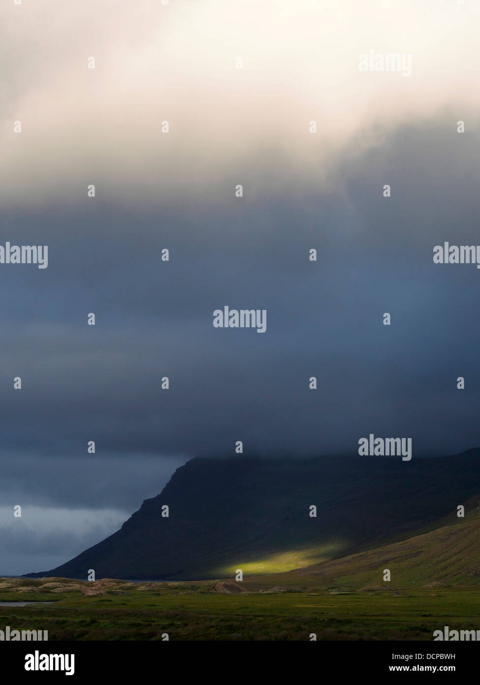 Sonnenstrahl auf Hügel von Klyppstaður in der Nähe von Loðmundarfjörður, Island Stockfoto