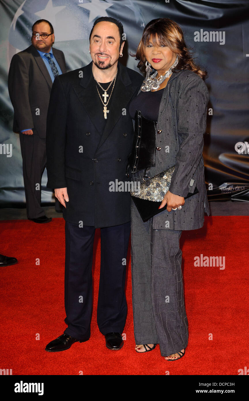 David Gest und Deniece Williams "Michael Jackson: The Life of ein Symbol" Filmpremiere bei Empire Leicester Square - Ankünfte statt. London, England - 02.11.11 Stockfoto